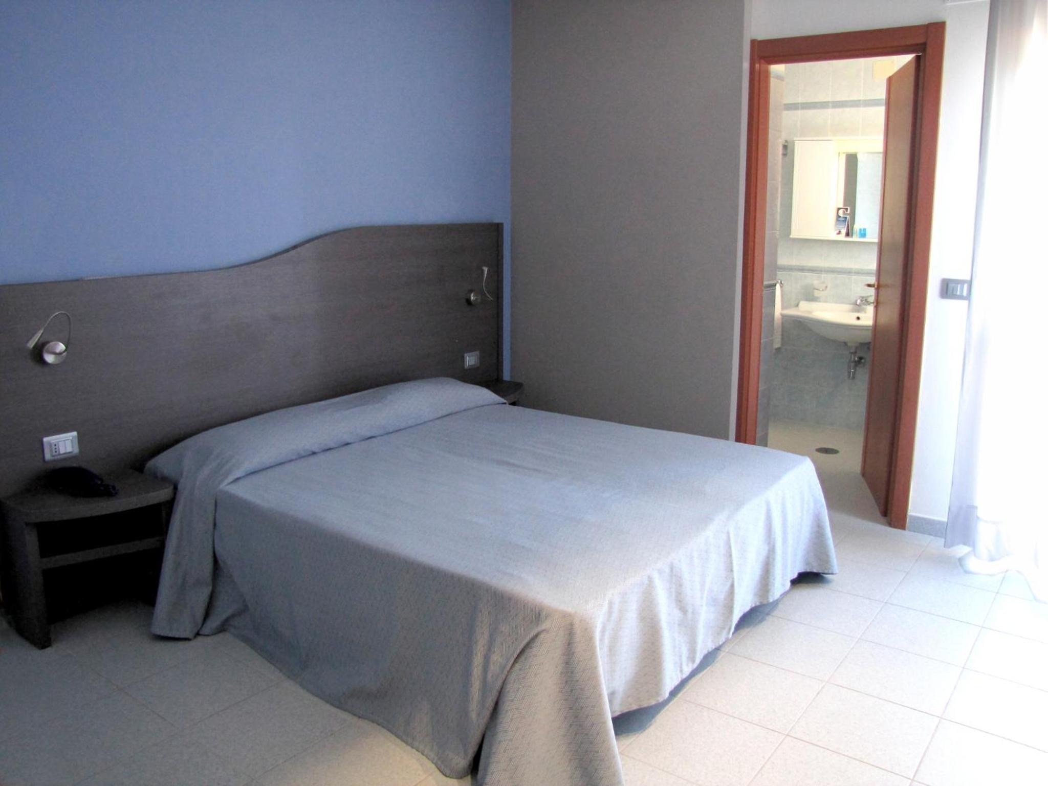 Double or Twin Room with Sea View photo 3