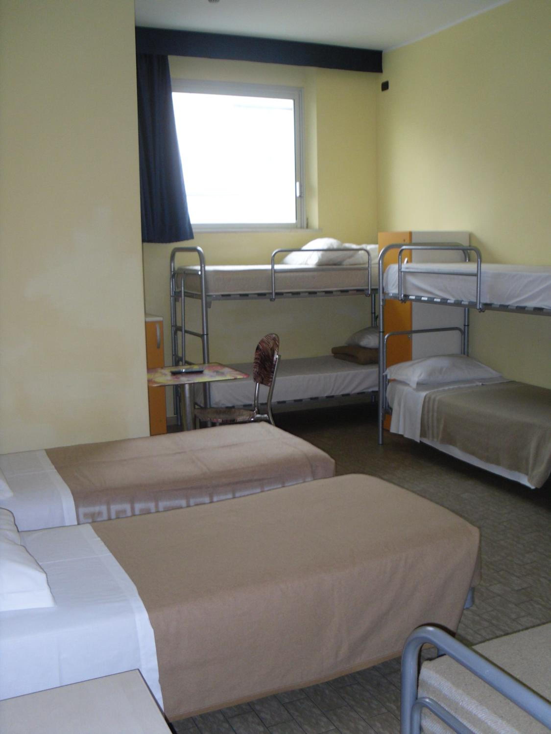 Bed in 8-Bed Mixed Dormitory Room photo 1
