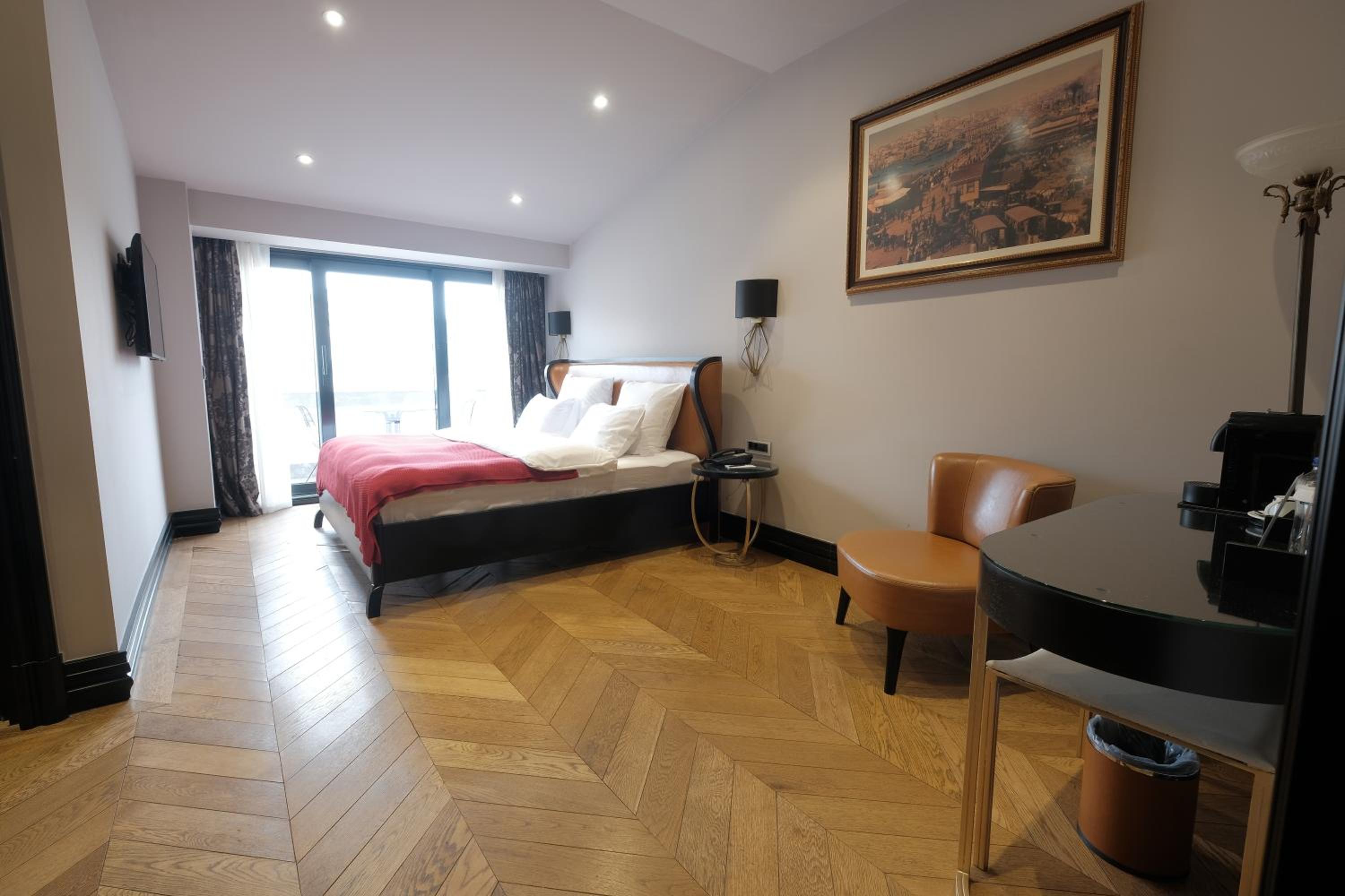 Superior Double Room with Galata Tower View and Balcony photo 2