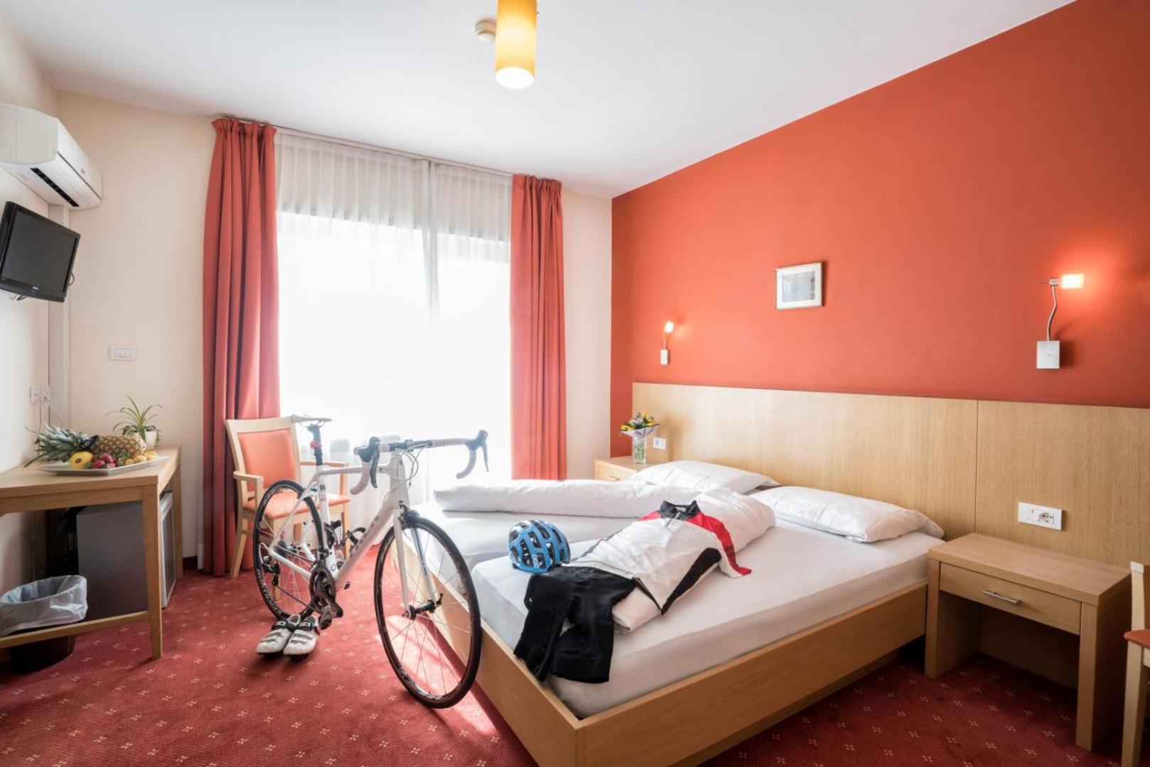 Double Room for Single Use with Balcony photo 1