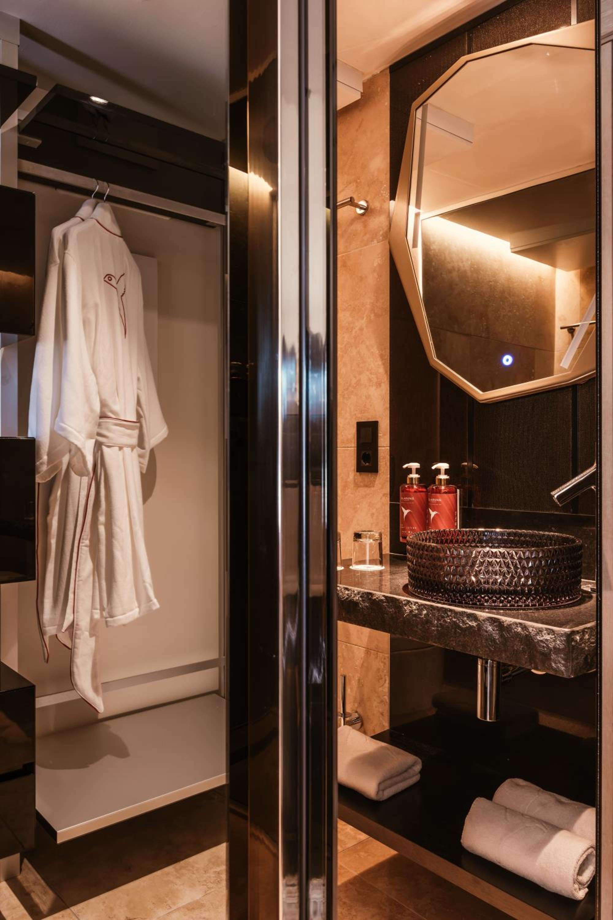 Double Room - Don't Be shy - Entrance to Ushuaia Club Included photo 1