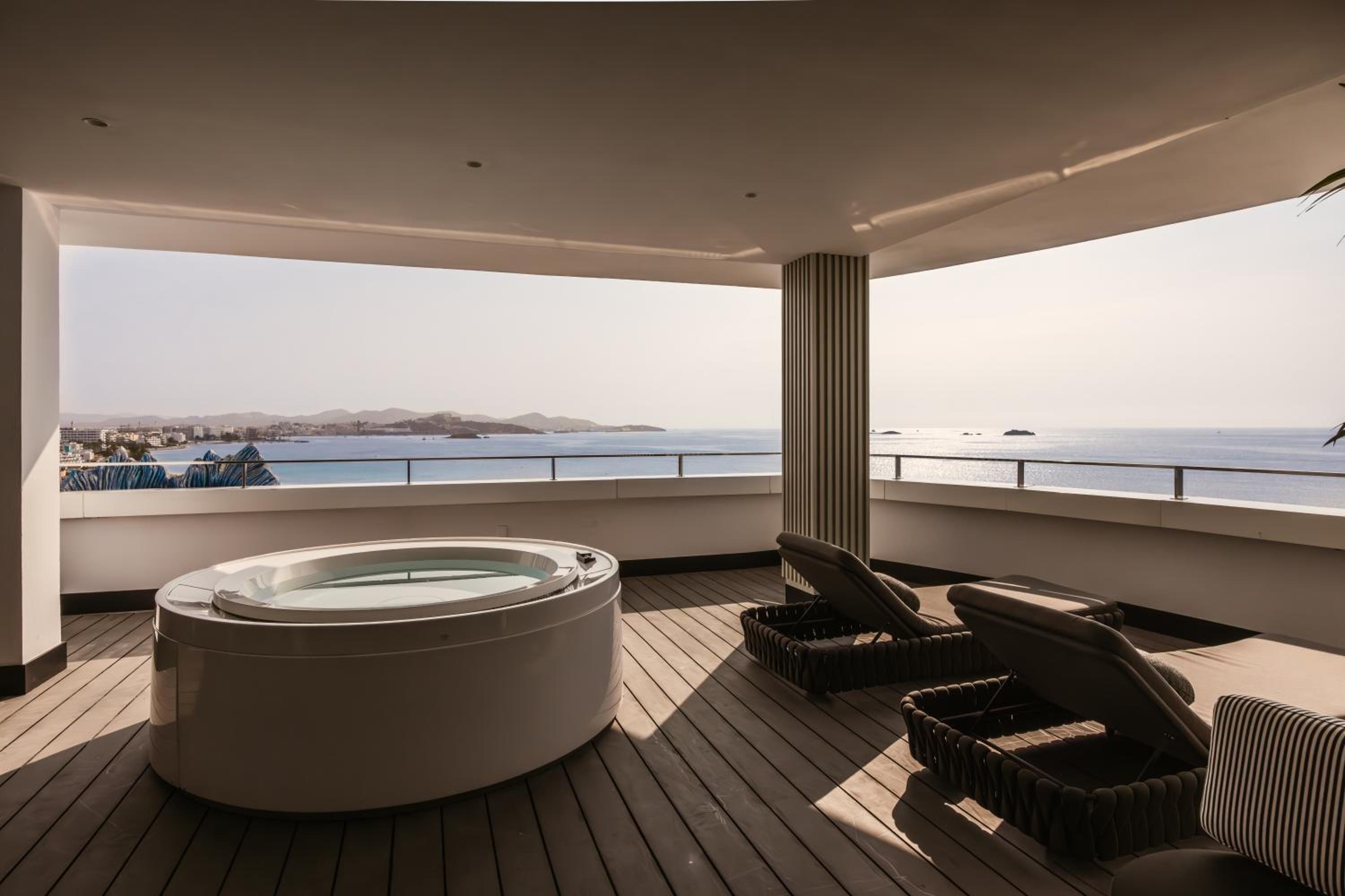 Suite - I'm on Top of The World - Entrance to Ushuaia Club Included photo 1