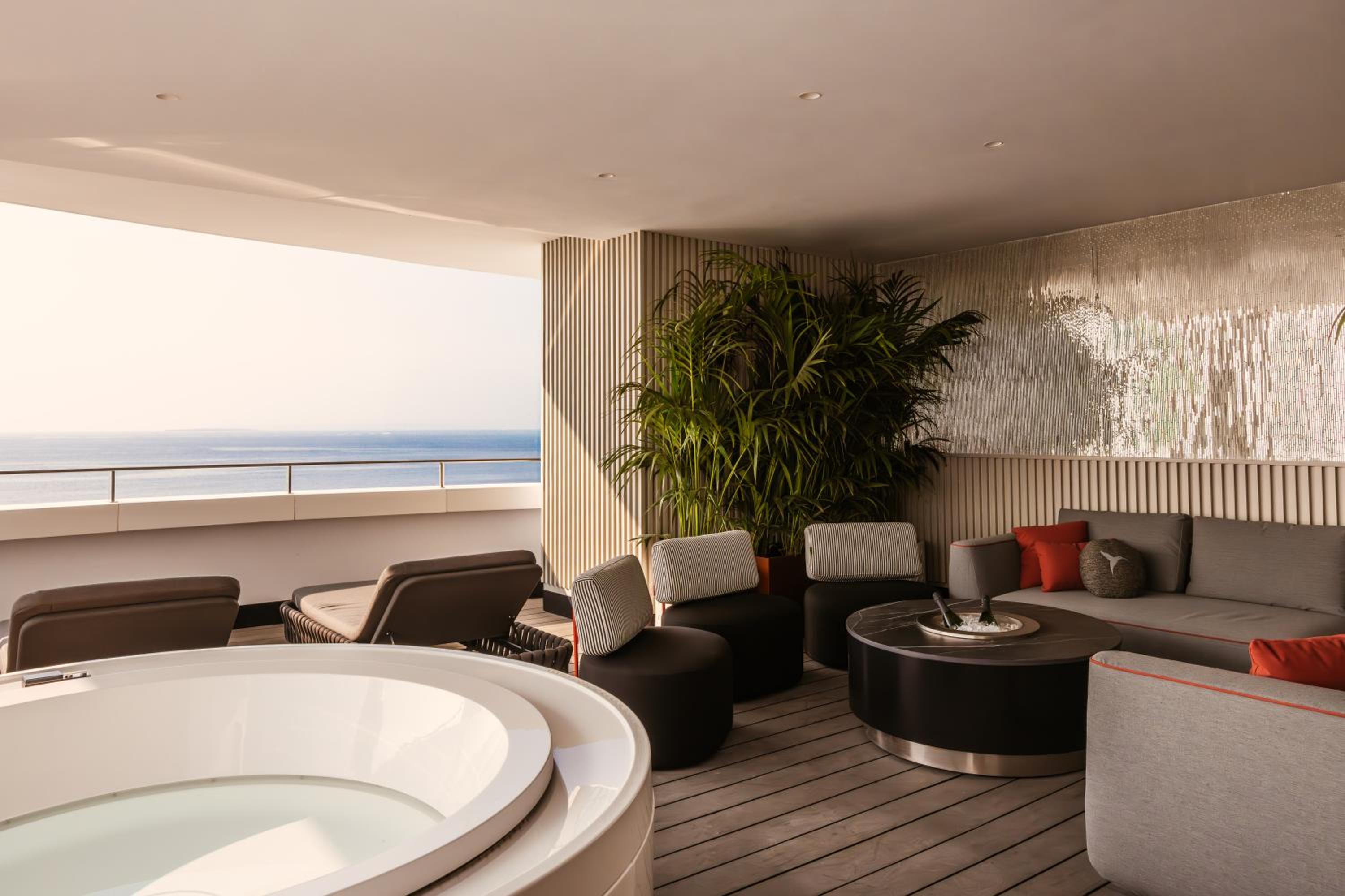 Suite - I'm on Top of The World - Entrance to Ushuaia Club Included photo 3