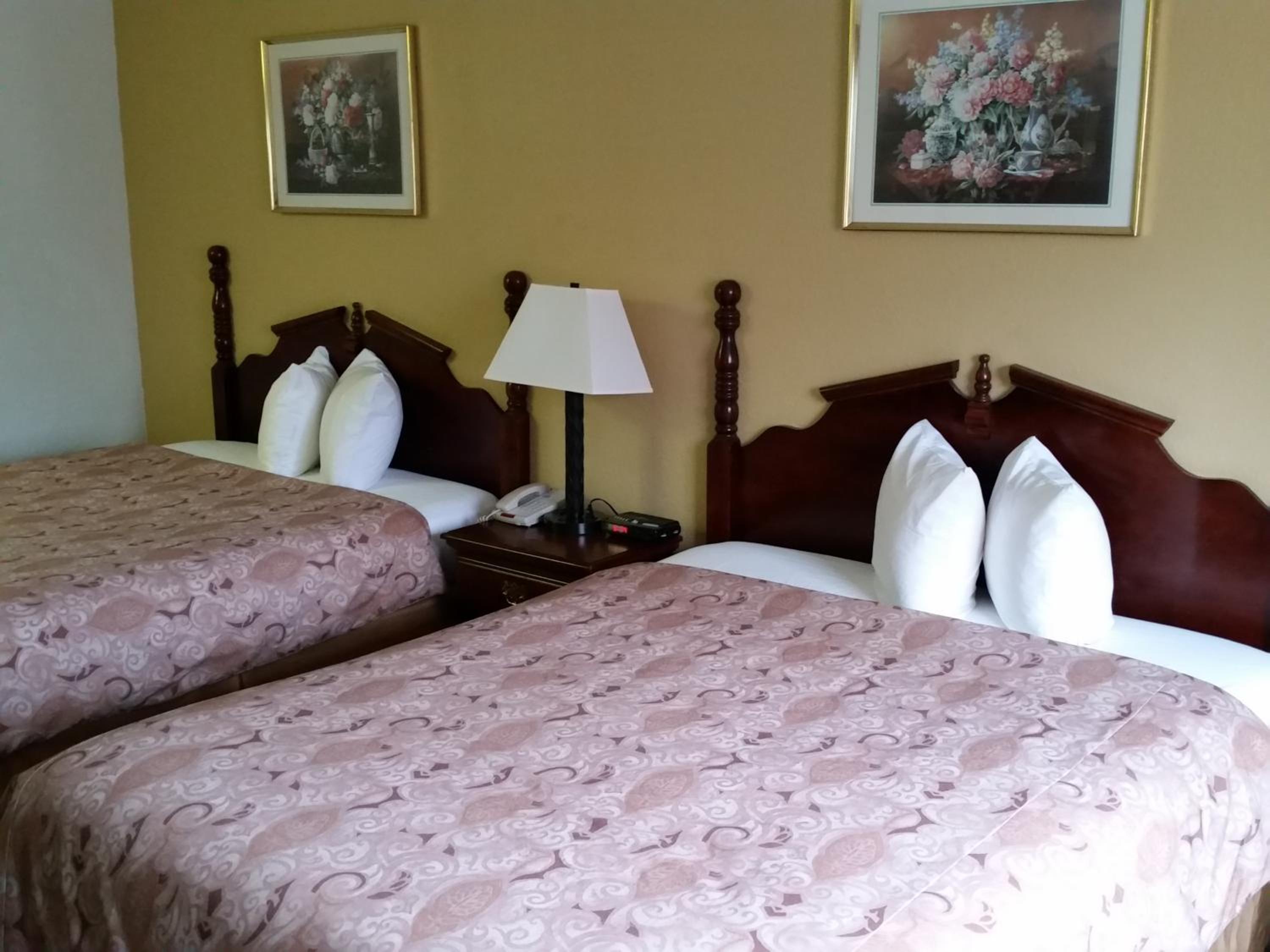 Queen Room with Two Queen Beds - Non-Smoking - Photo 7