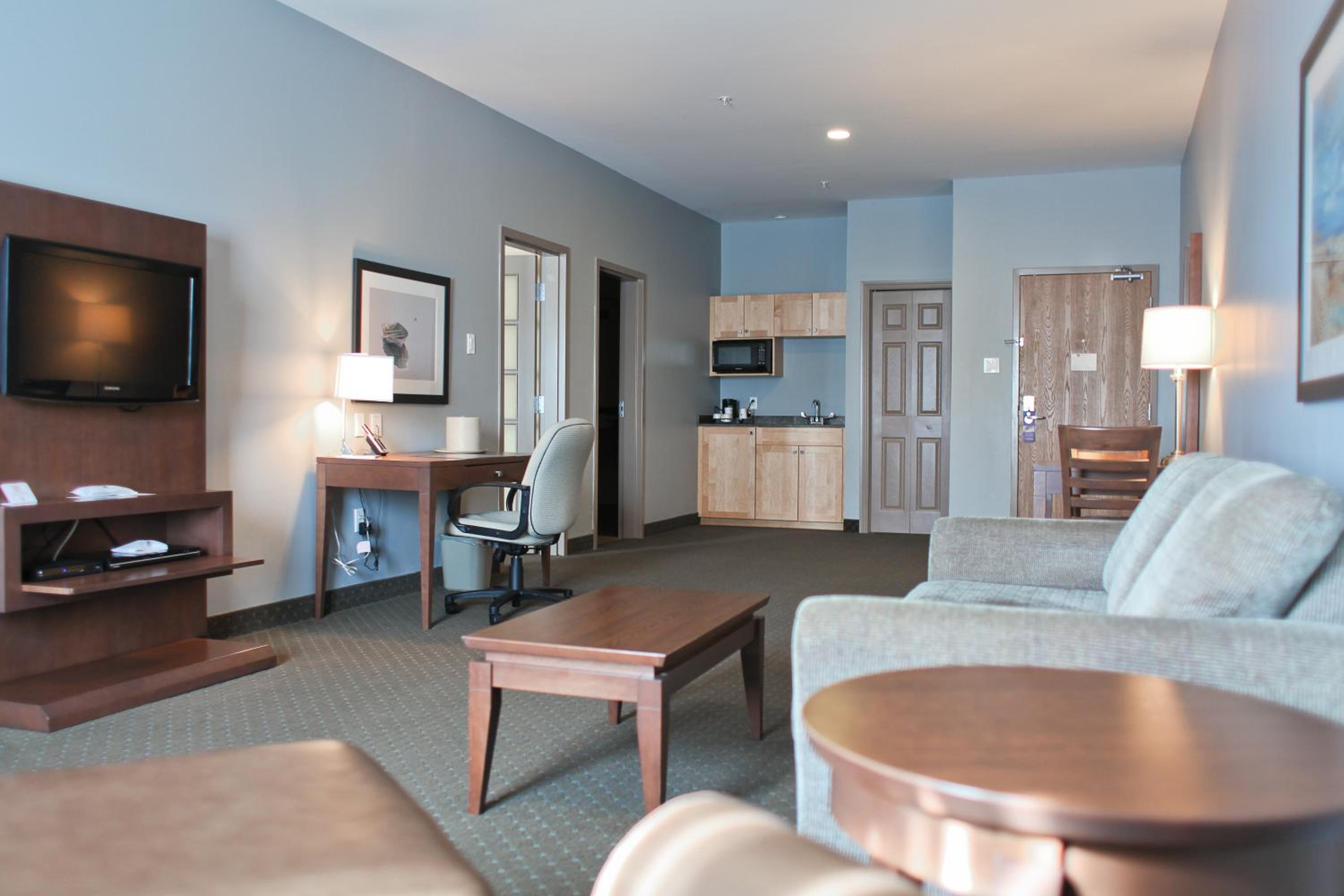 Queen Suite with Two Queen Beds - Photo 4