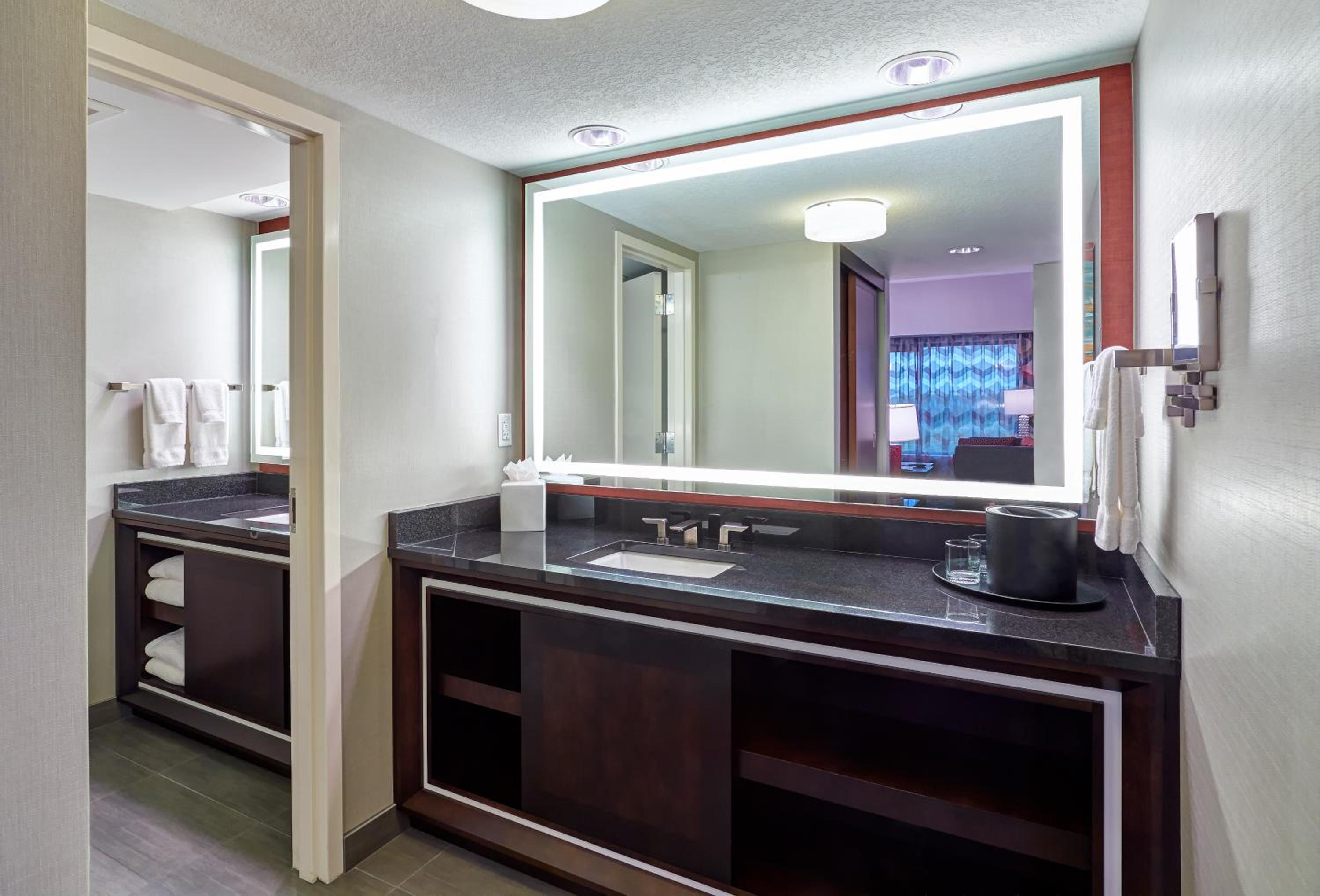 Junior Suite - Non-Smoking photo 2