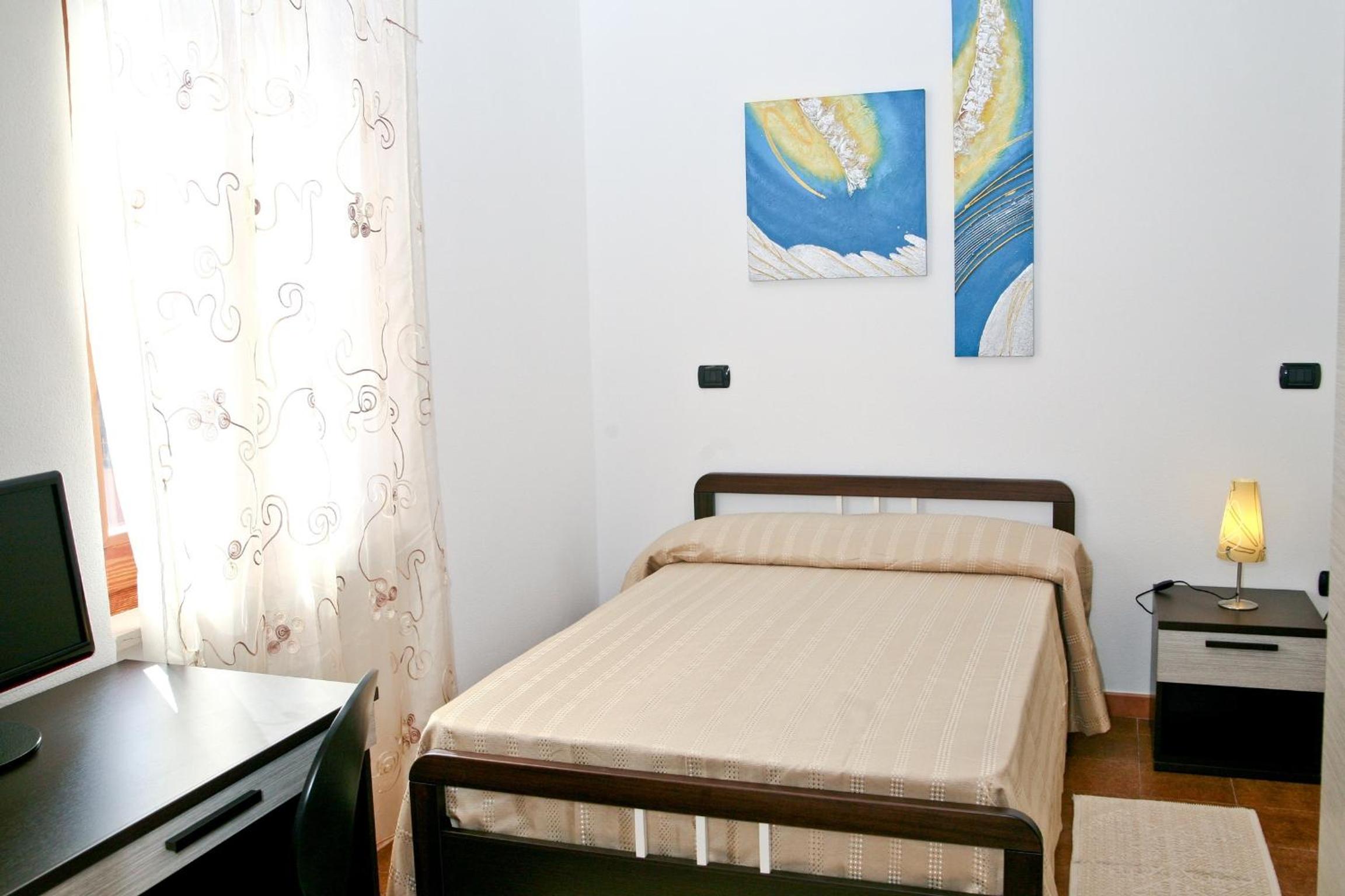 Einzelzimmer mit kleinem Doppelbett