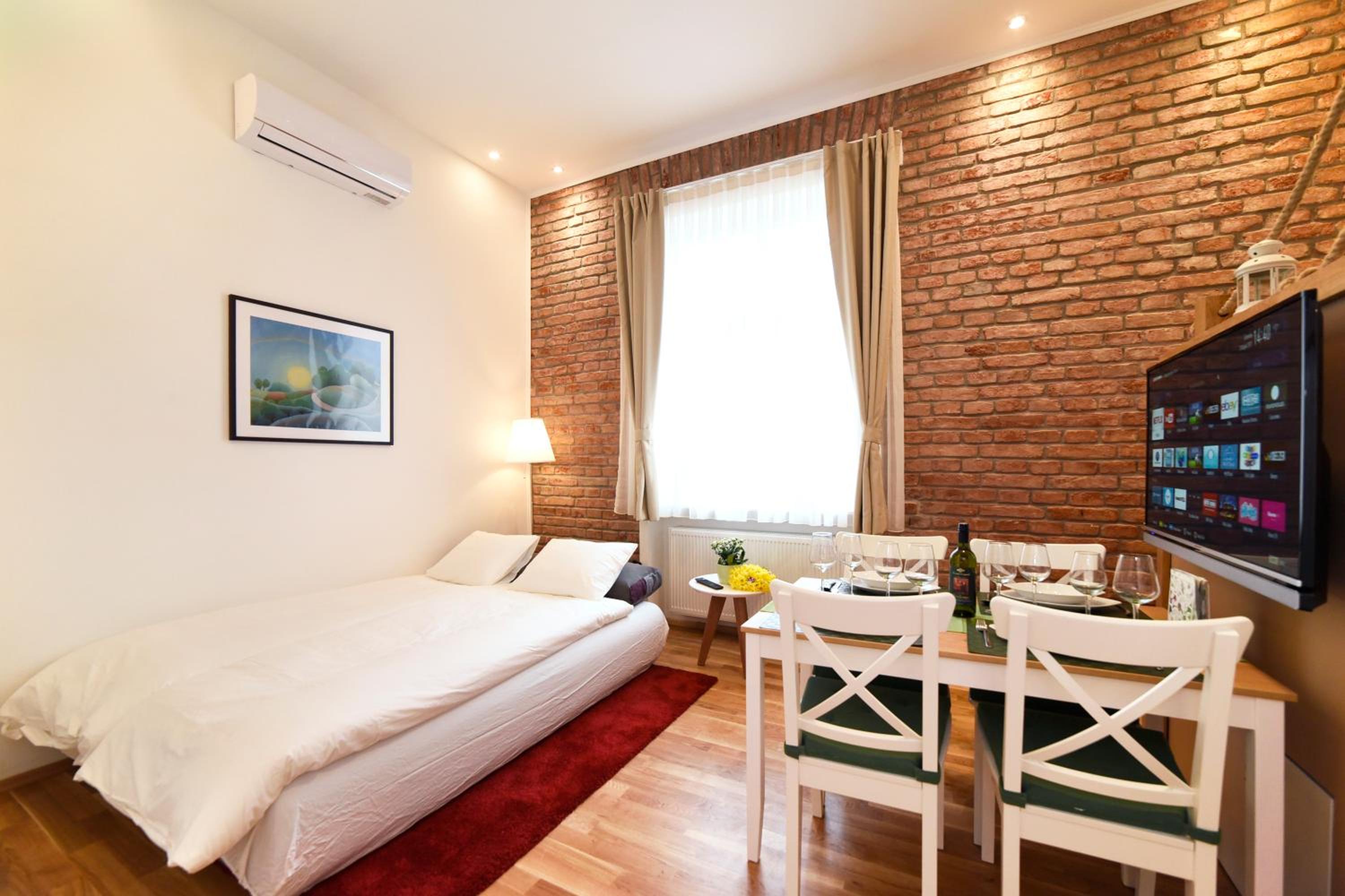 Studio Apartment - Photo 15