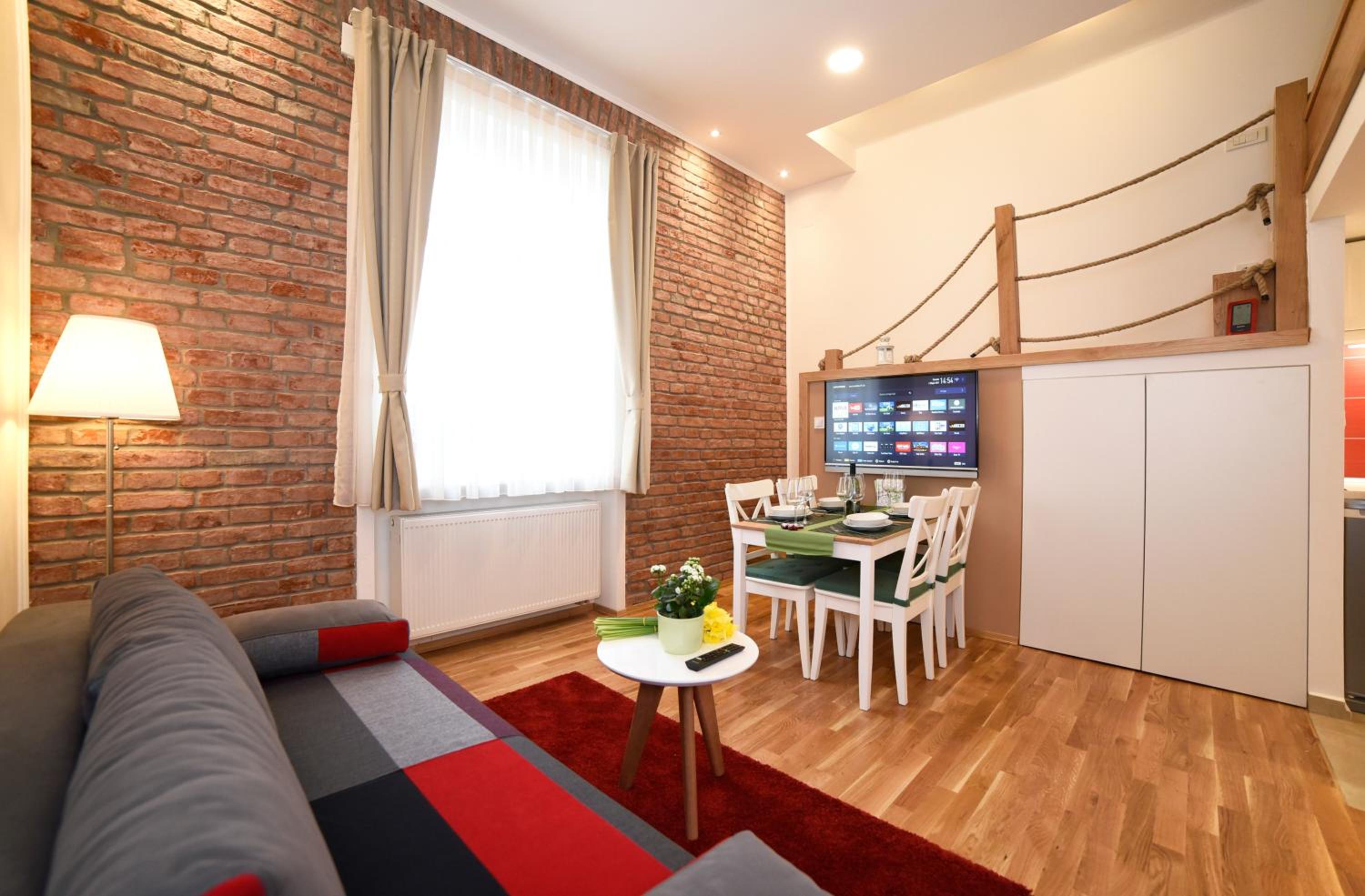 Studio Apartment - Photo 18