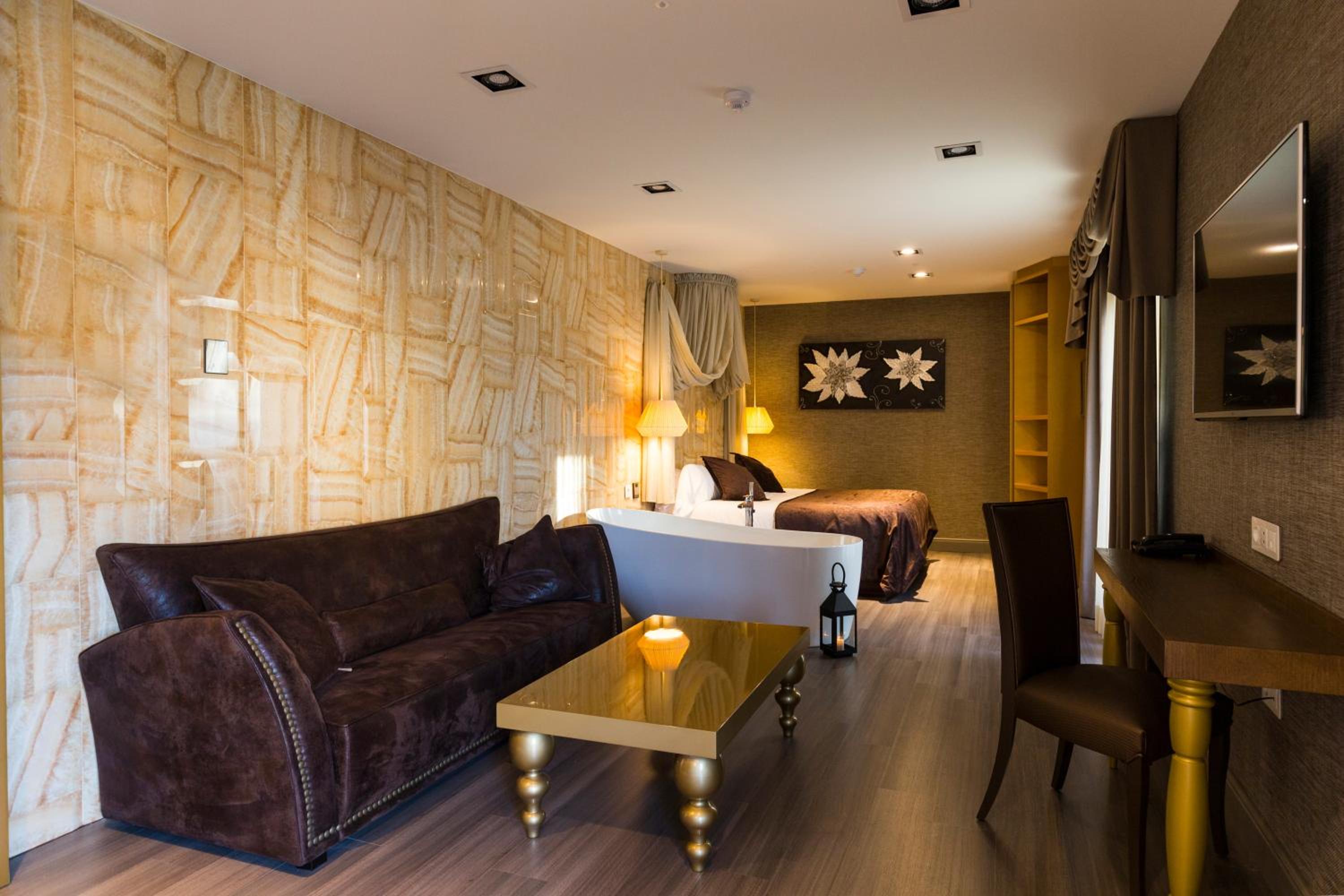 Suite - Photo 1