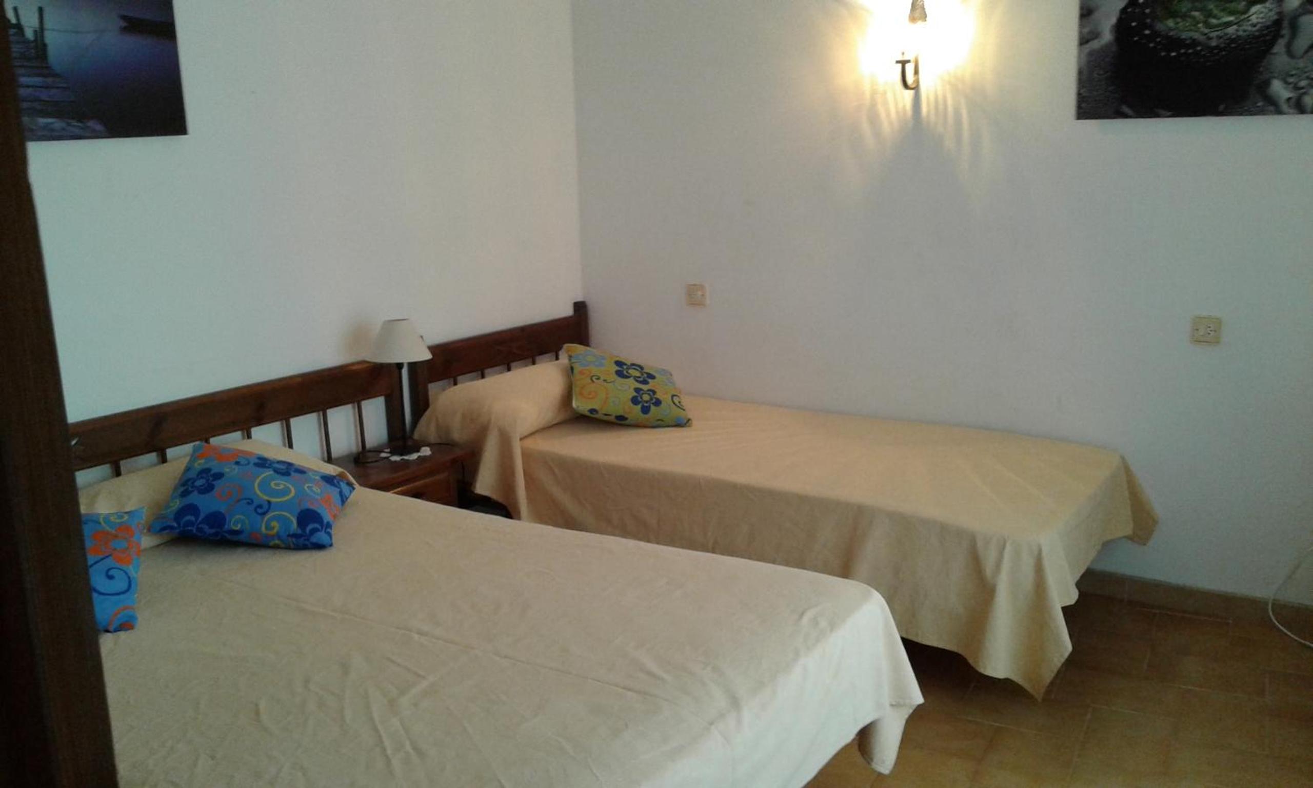 Apartamento de tres habitaciones con terraza y vista a la montaña