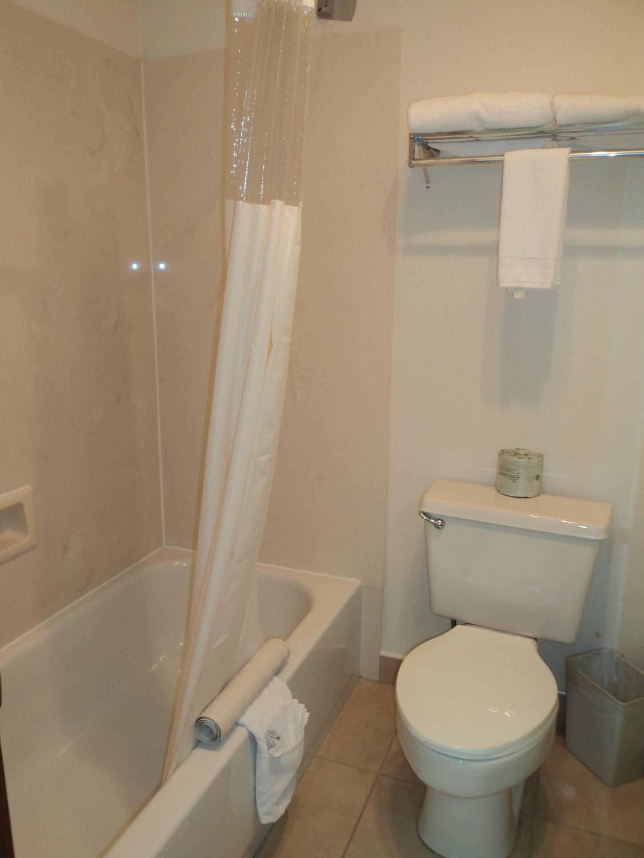 Queen Room - Non-Smoking - Photo 4