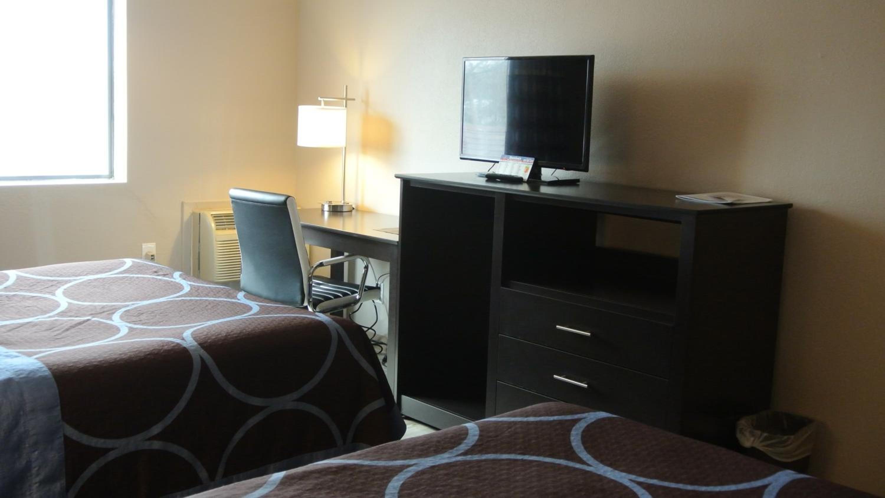 Queen Room with Two Queen Beds - Photo 3