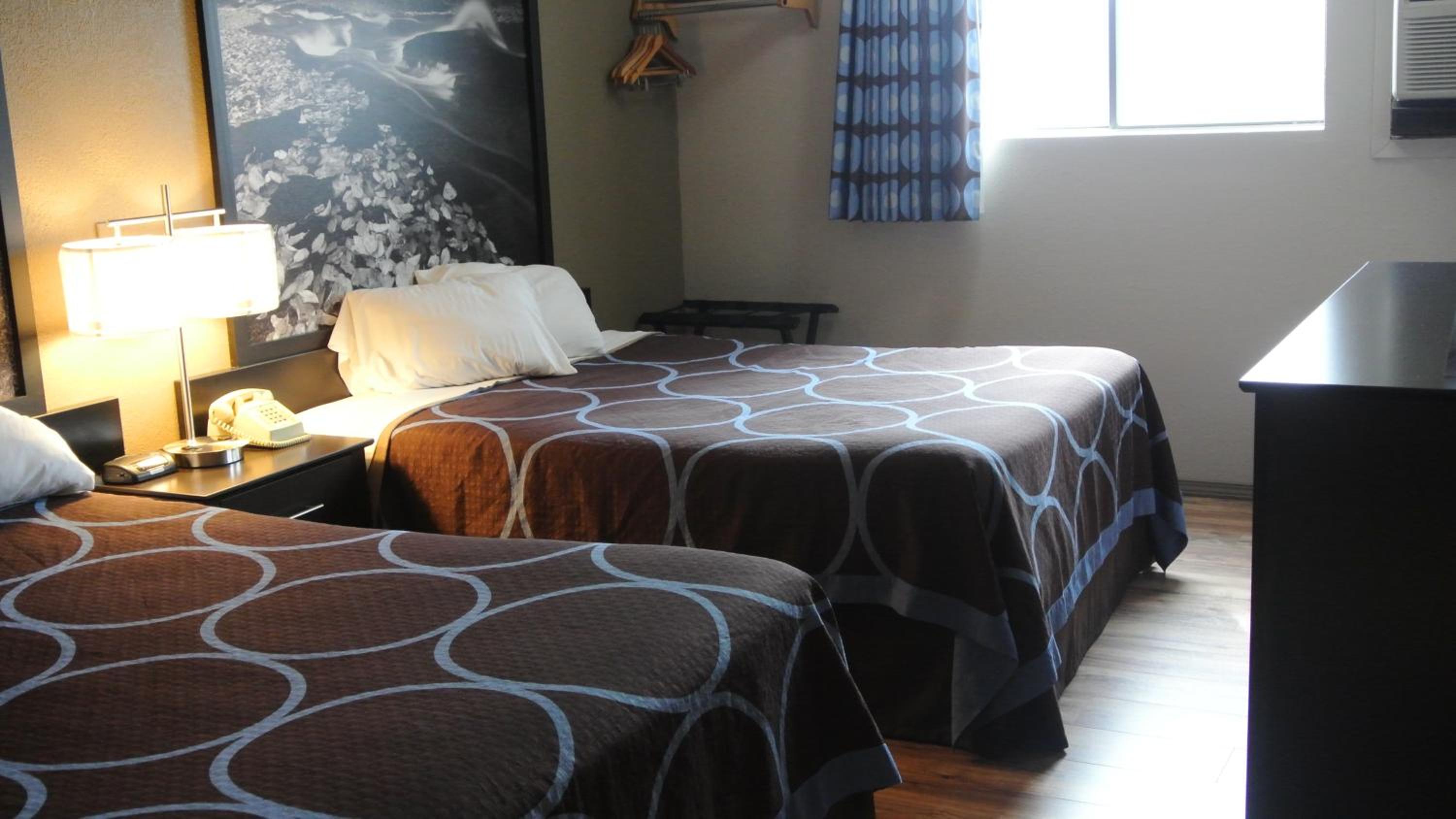 Queen Room with Two Queen Beds - Photo 8
