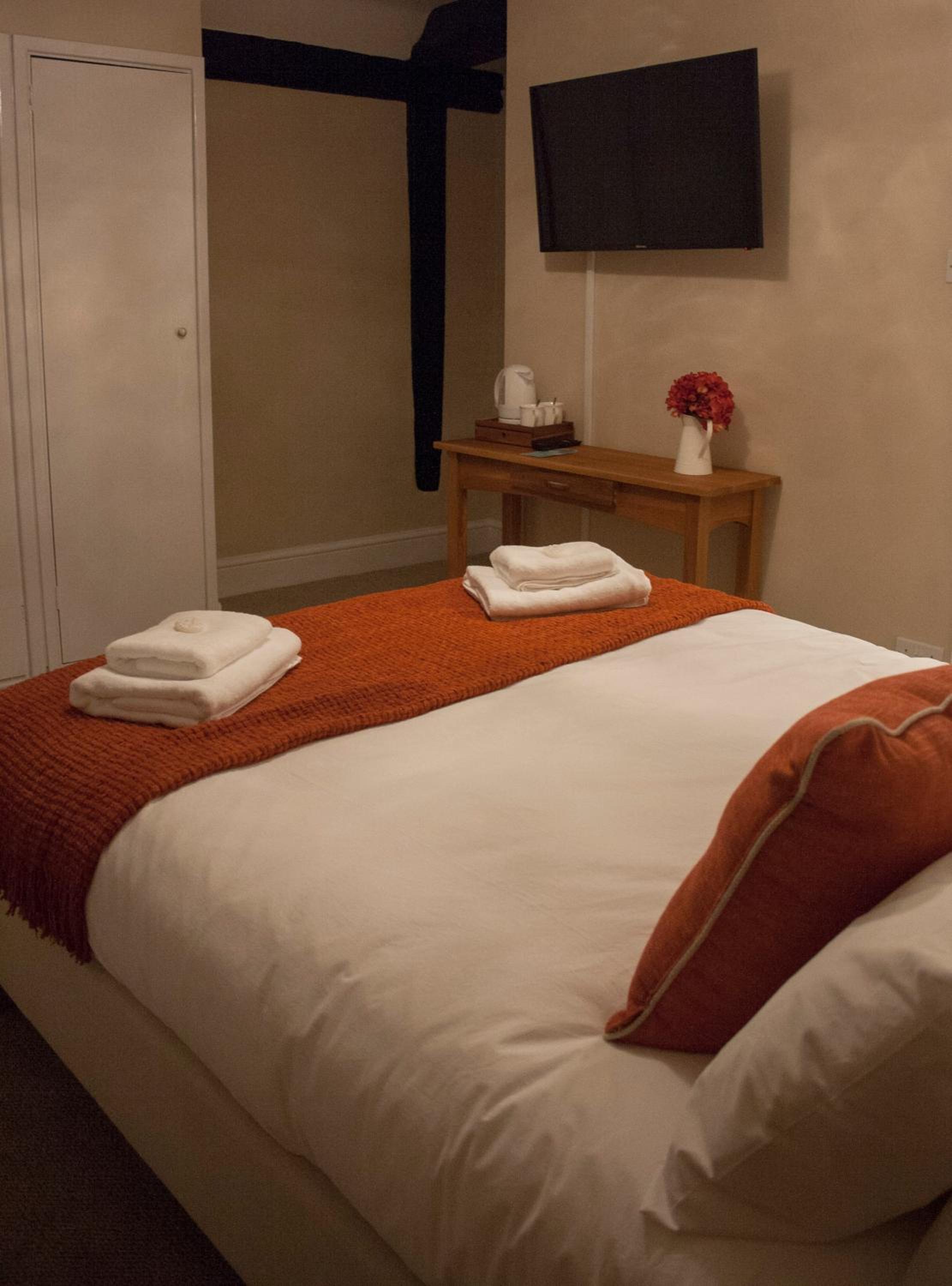 Deluxe Double Room with Shower - Photo 9
