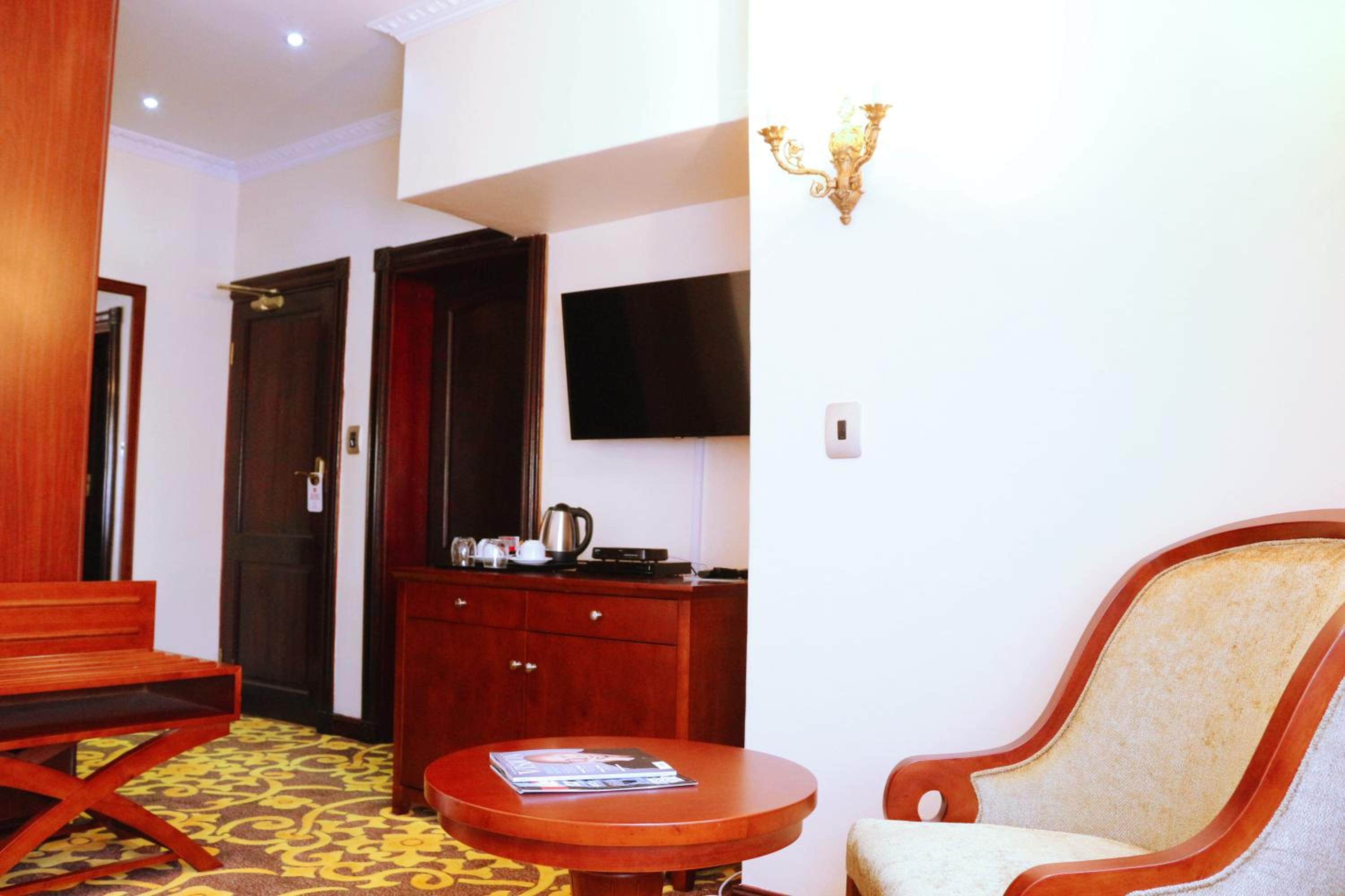 Deluxe King Suite photo 2