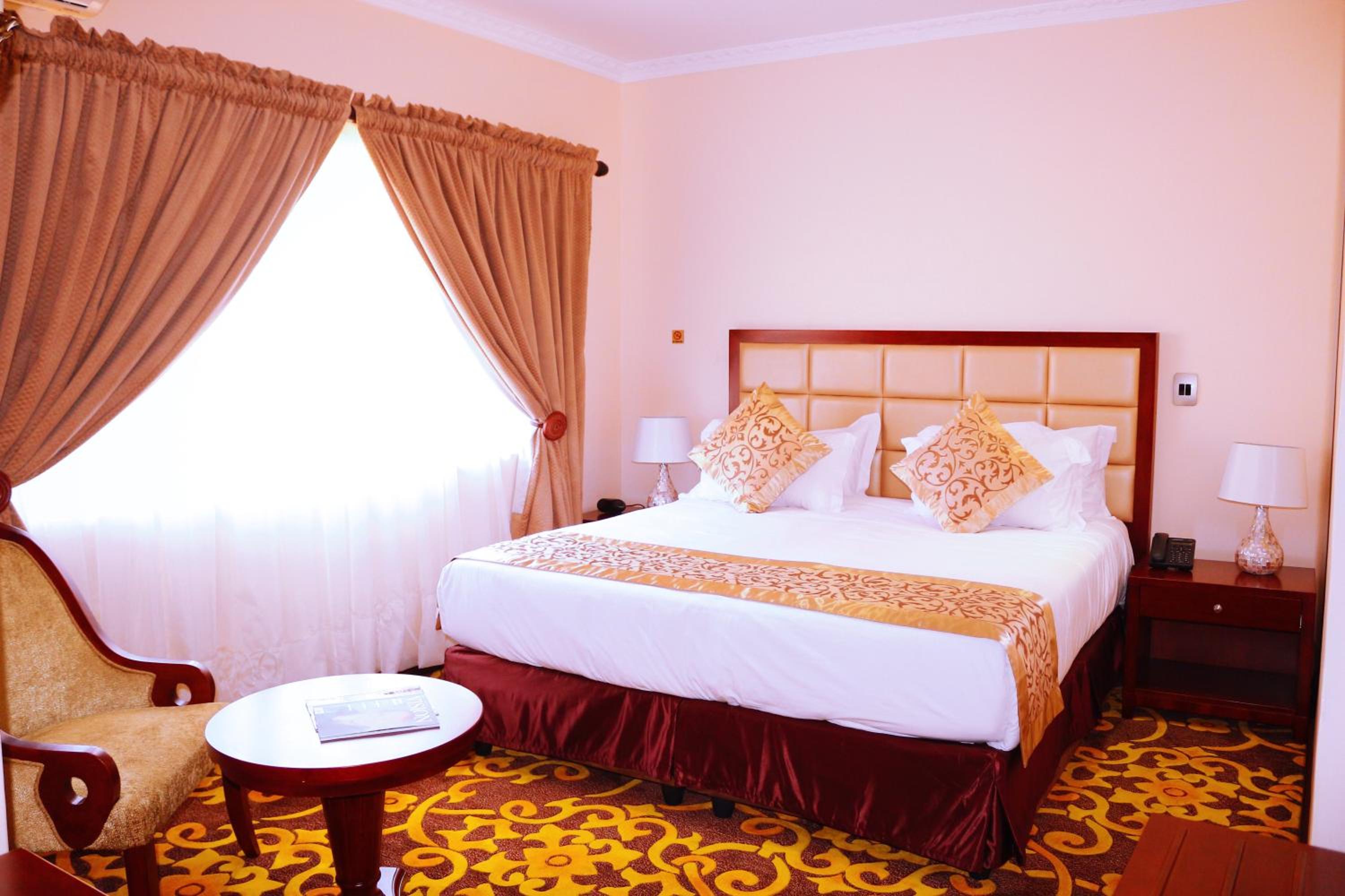Deluxe King Suite photo 3