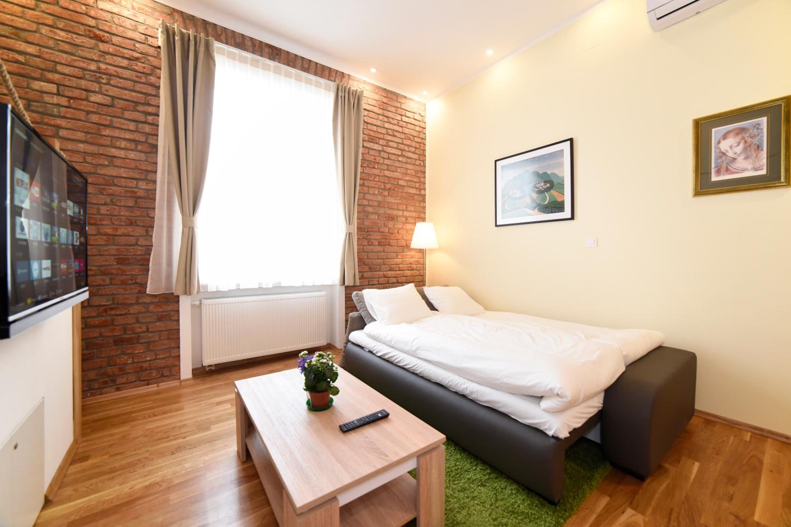 Studio Apartment - Photo 15