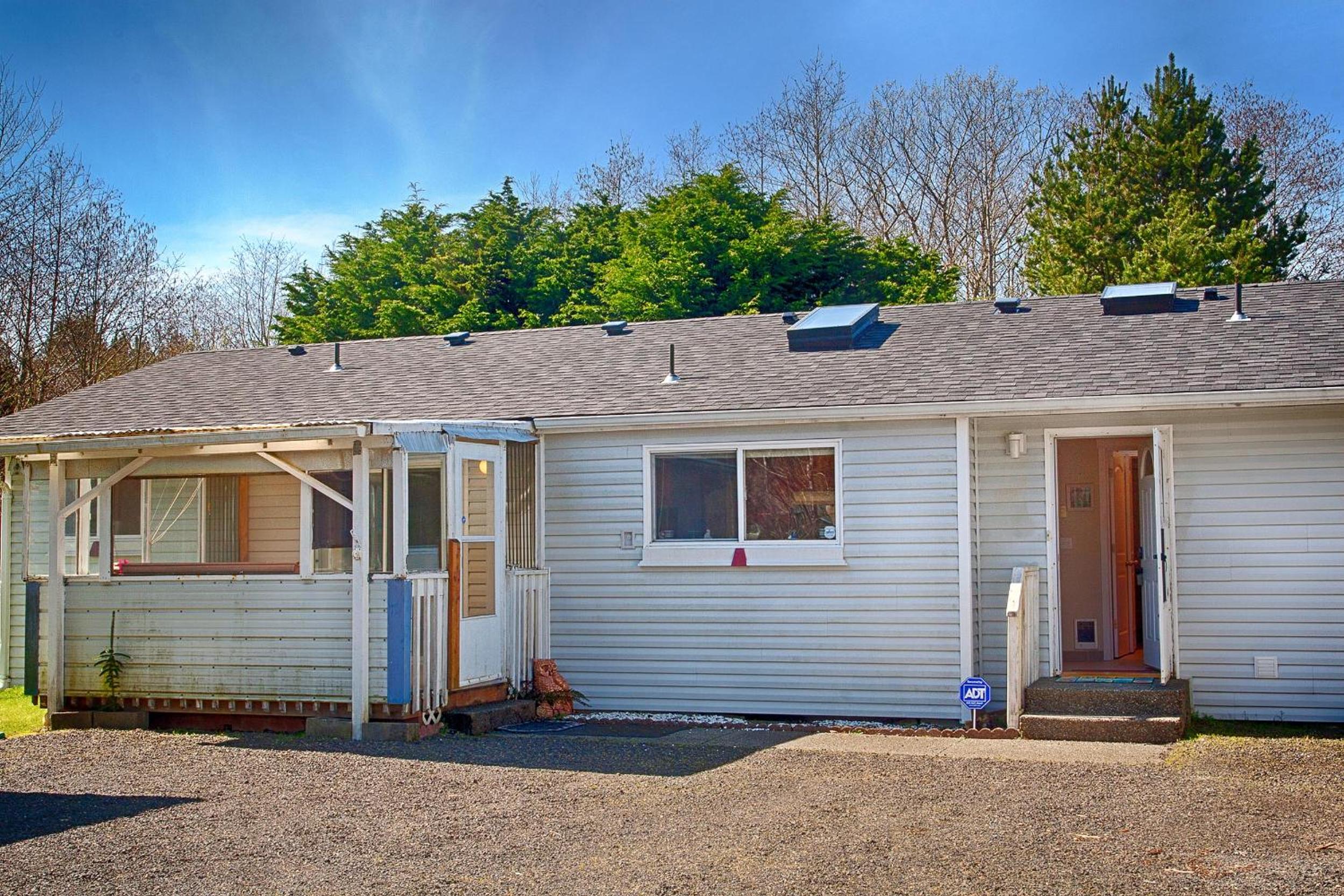 Three-Bedroom House photo 3