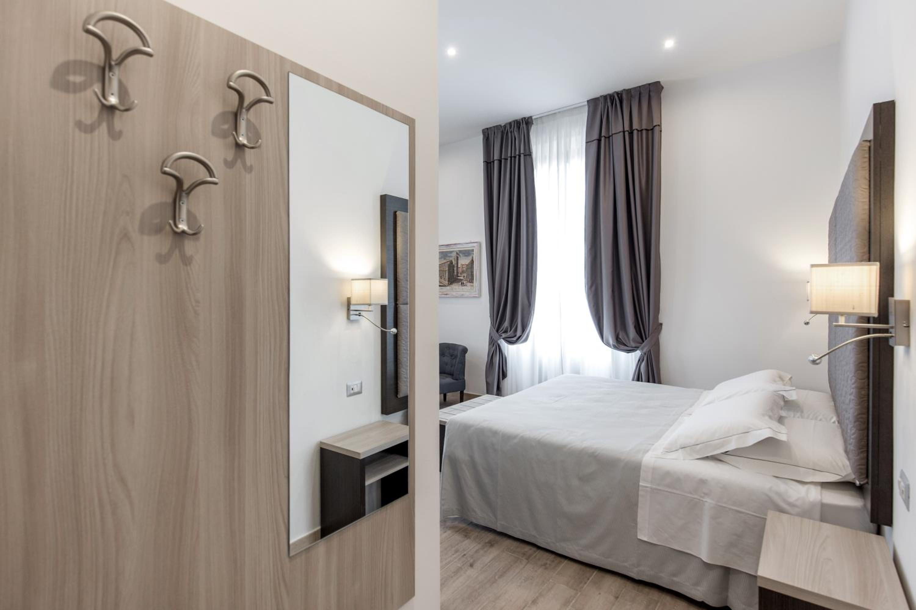 Deluxe Double Room with Balcony photo 3