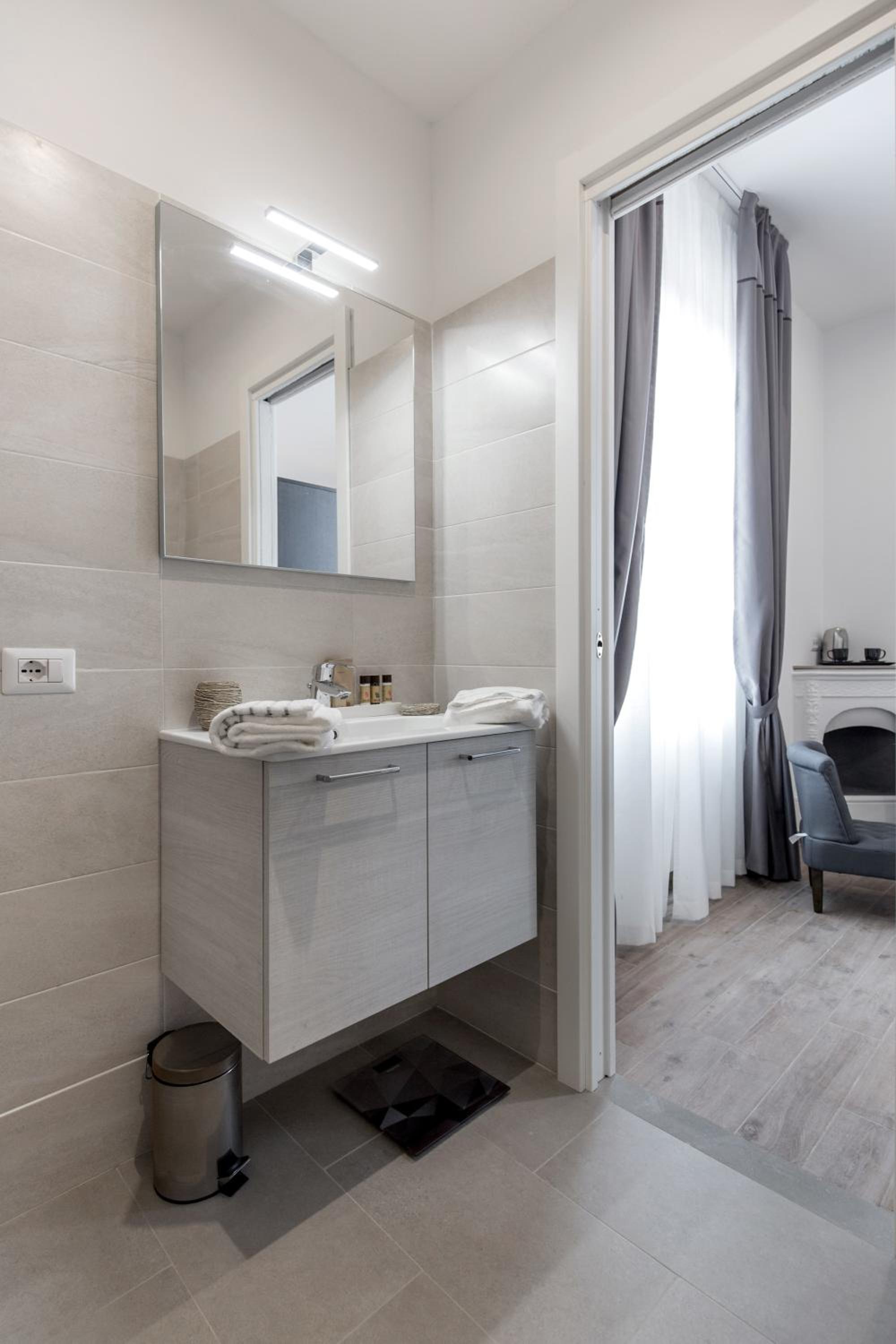 Deluxe Double Room with Balcony photo 2