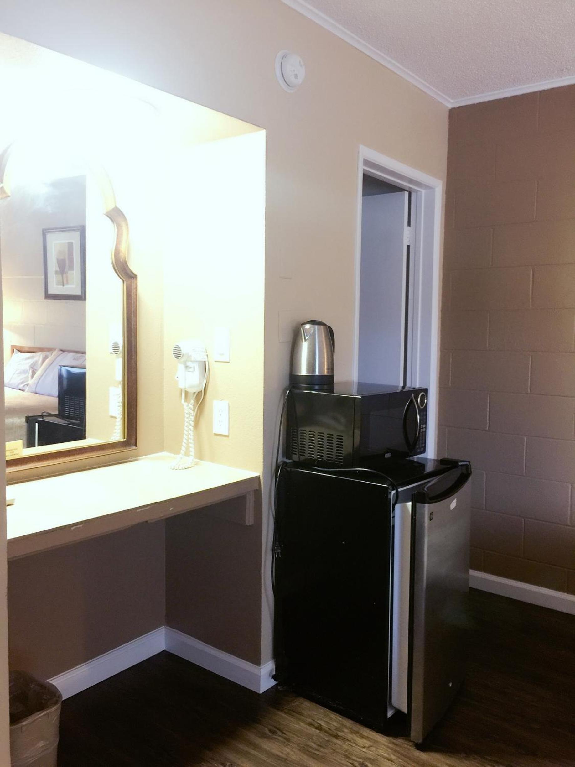 Queen Room with Two Queen Beds - Photo 11