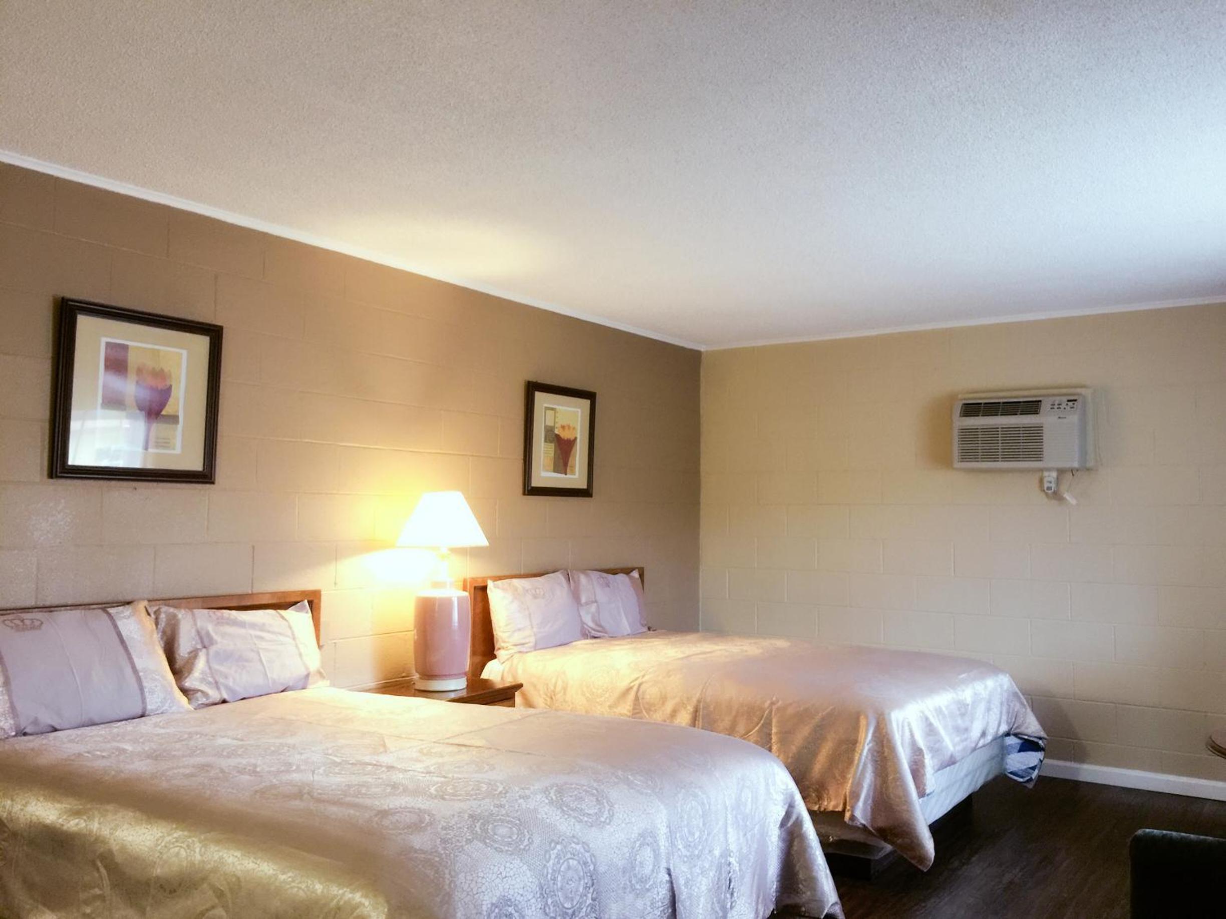 Queen Room with Two Queen Beds - Photo 9