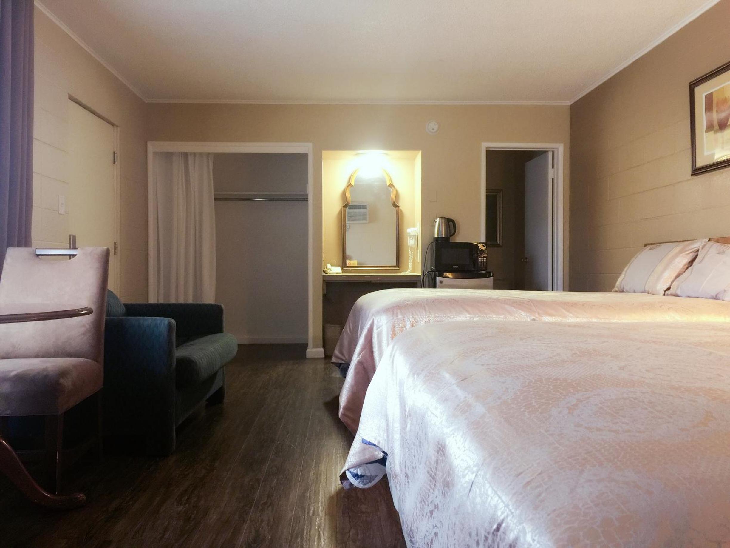 Queen Room with Two Queen Beds - Photo 12