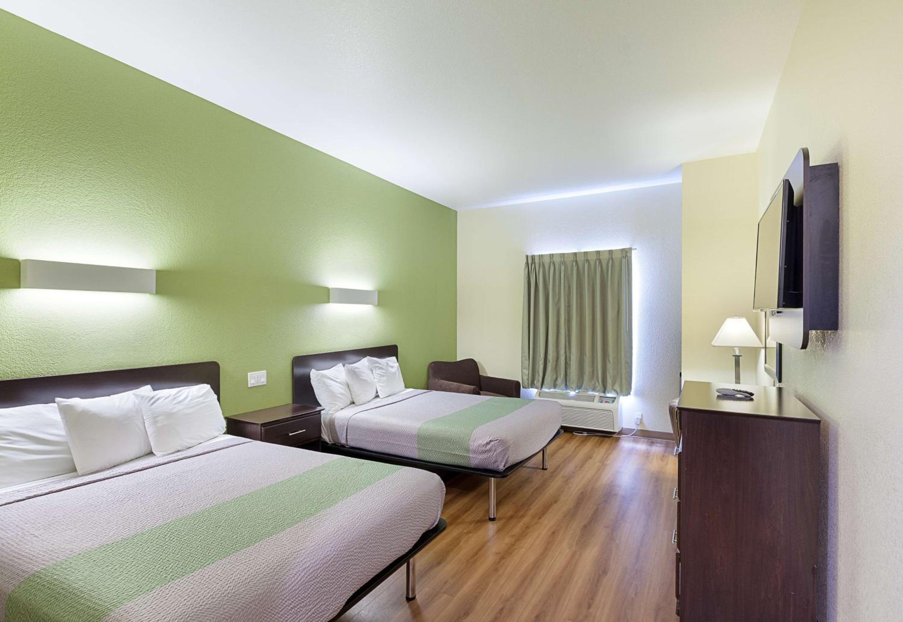 Queen Room with Two Queen Beds - Smoking photo 1
