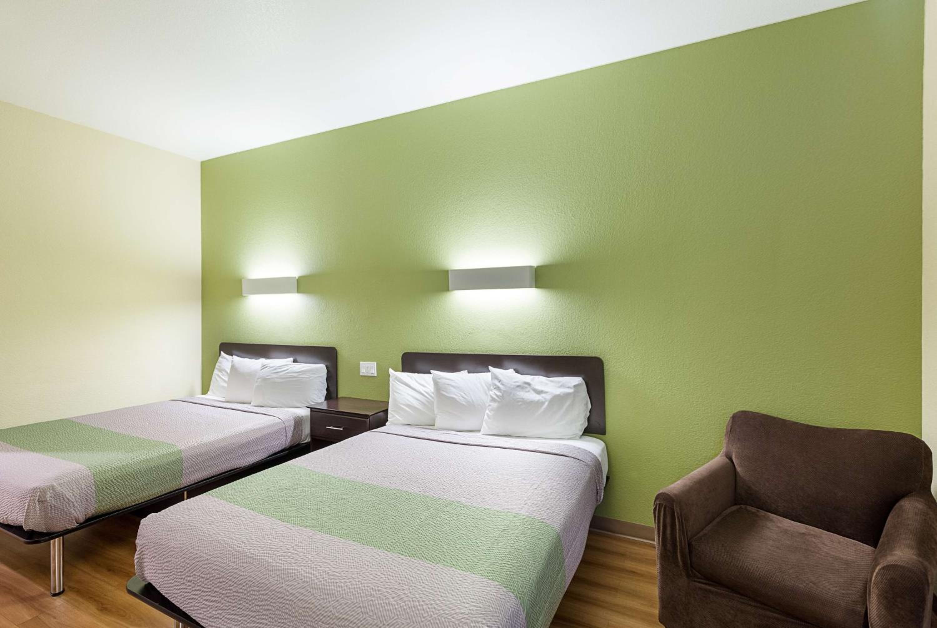 Queen Room with Two Queen Beds - Non-Smoking photo 3