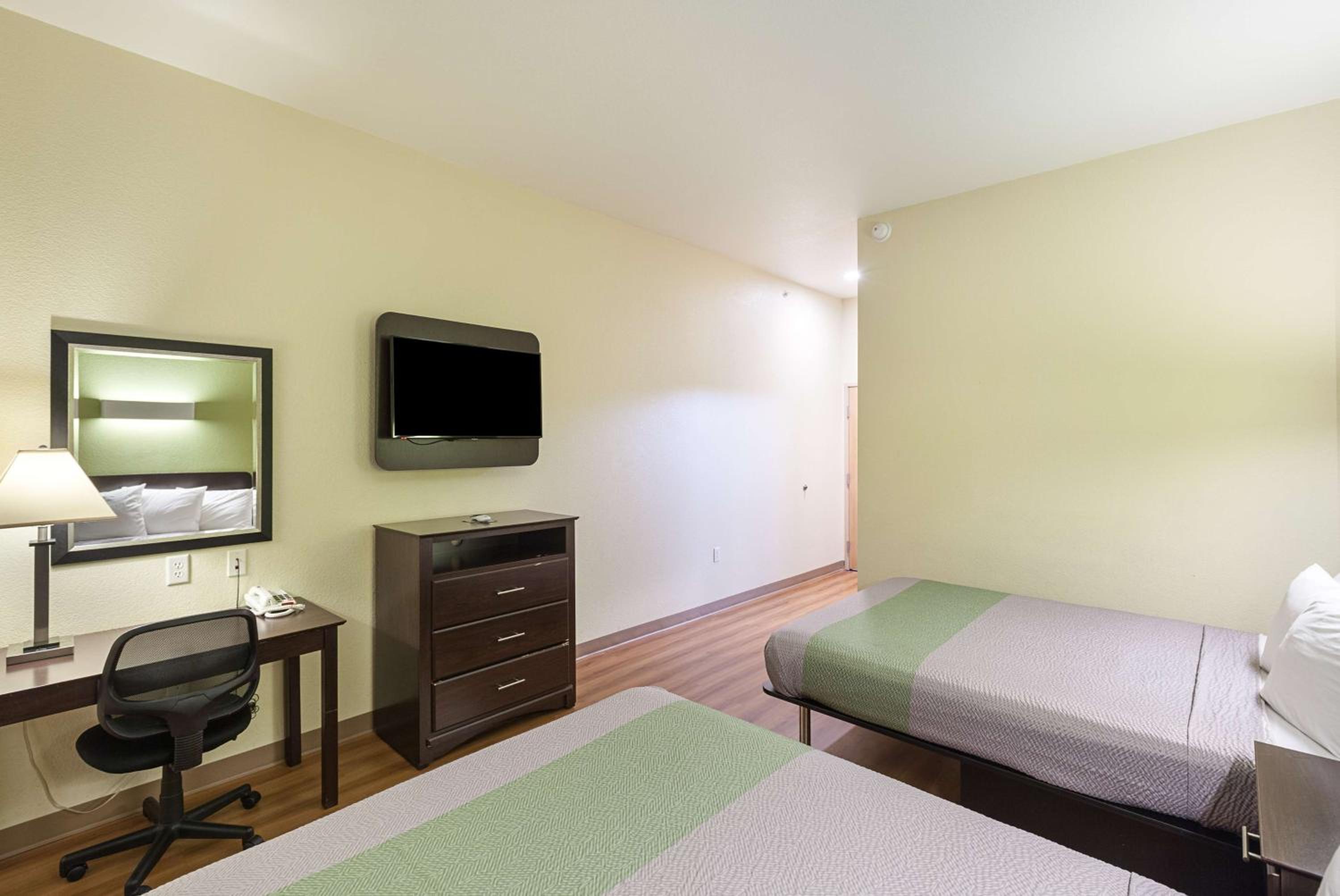 Queen Room with Two Queen Beds - Non-Smoking photo 2