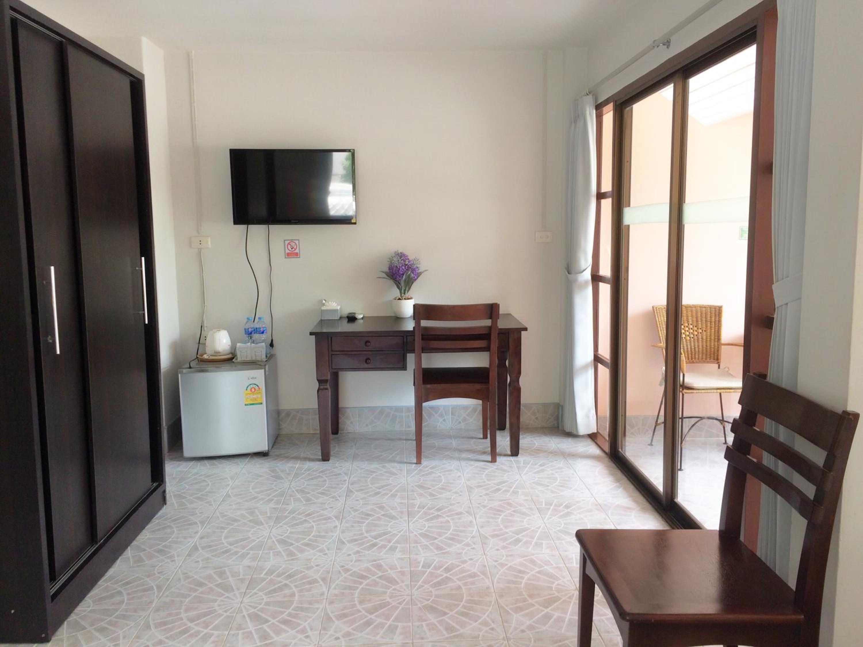 Deluxe Double Room with Balcony - Photo 4