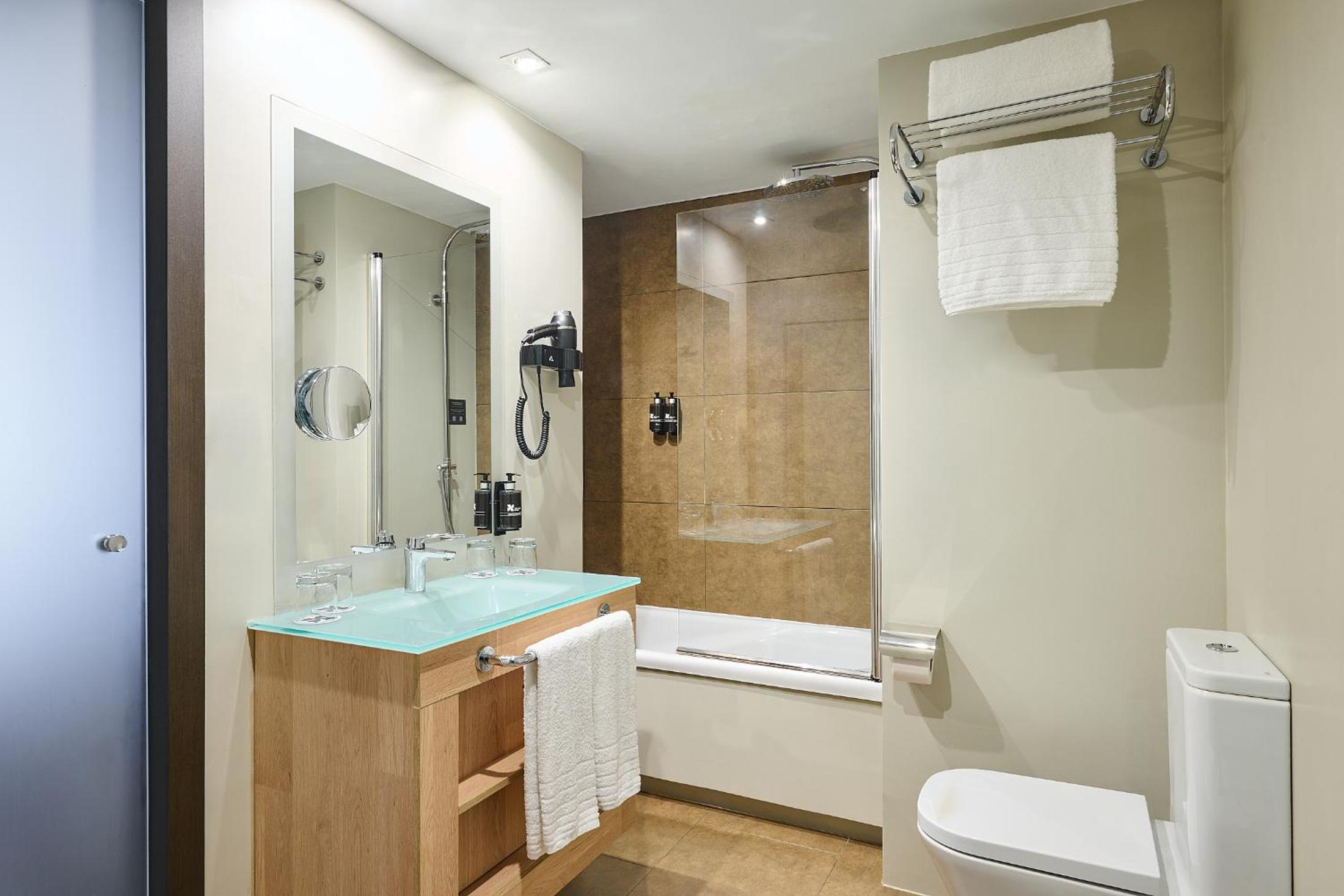 Double Family Room (2 Adultos + 2 Children)