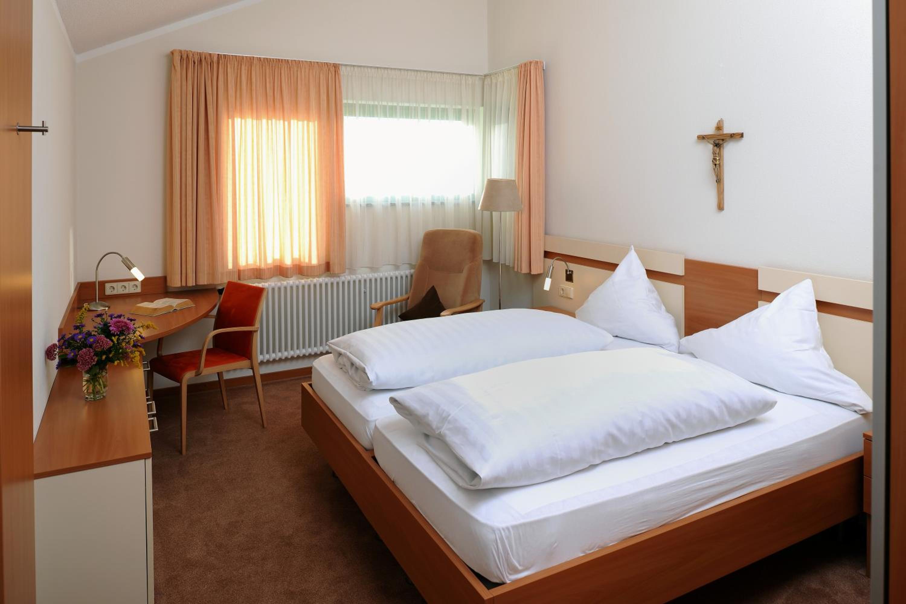 Double Room with Private Bathroom - Photo 4