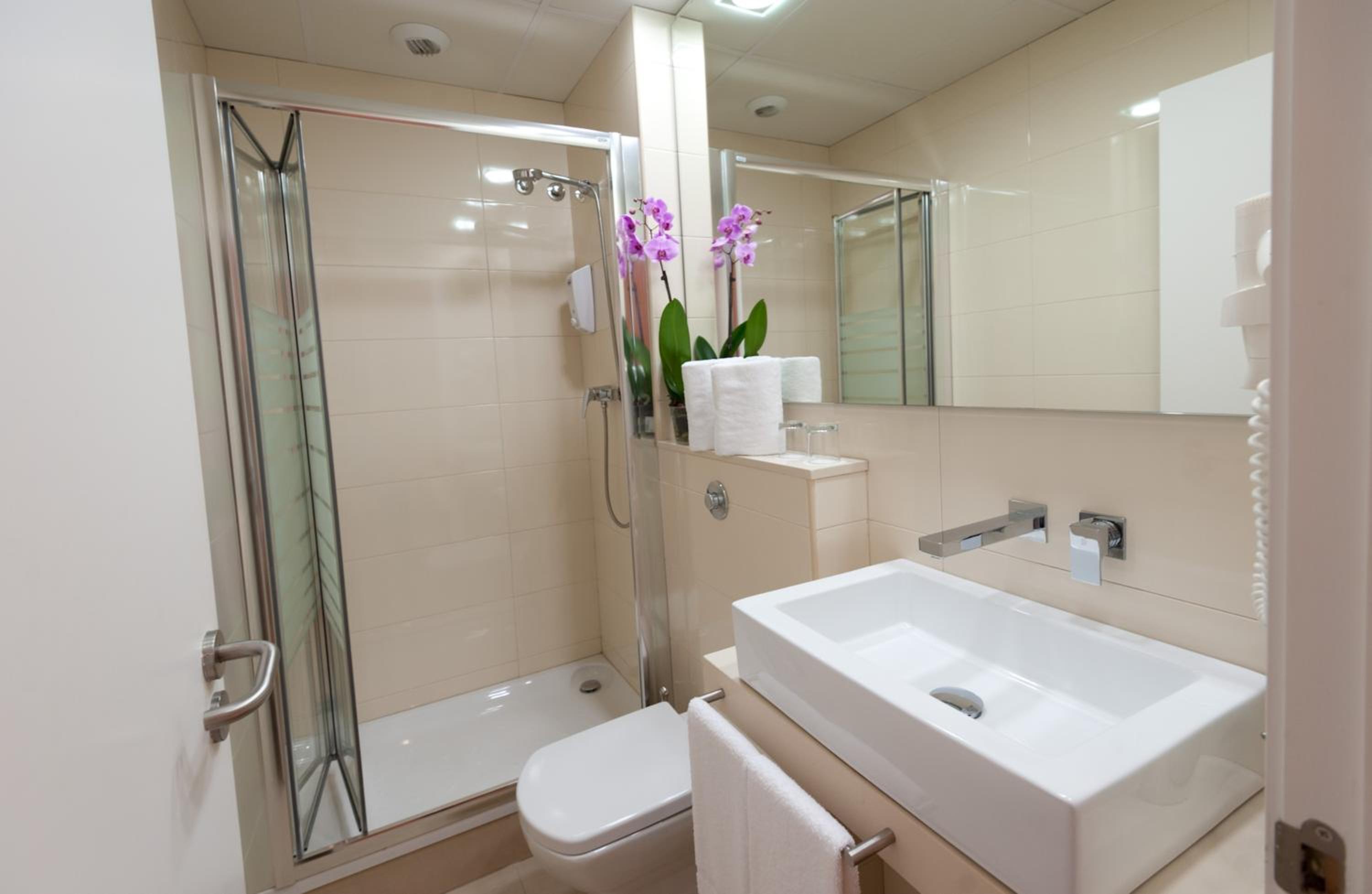 Standard Double or Twin Room photo 3
