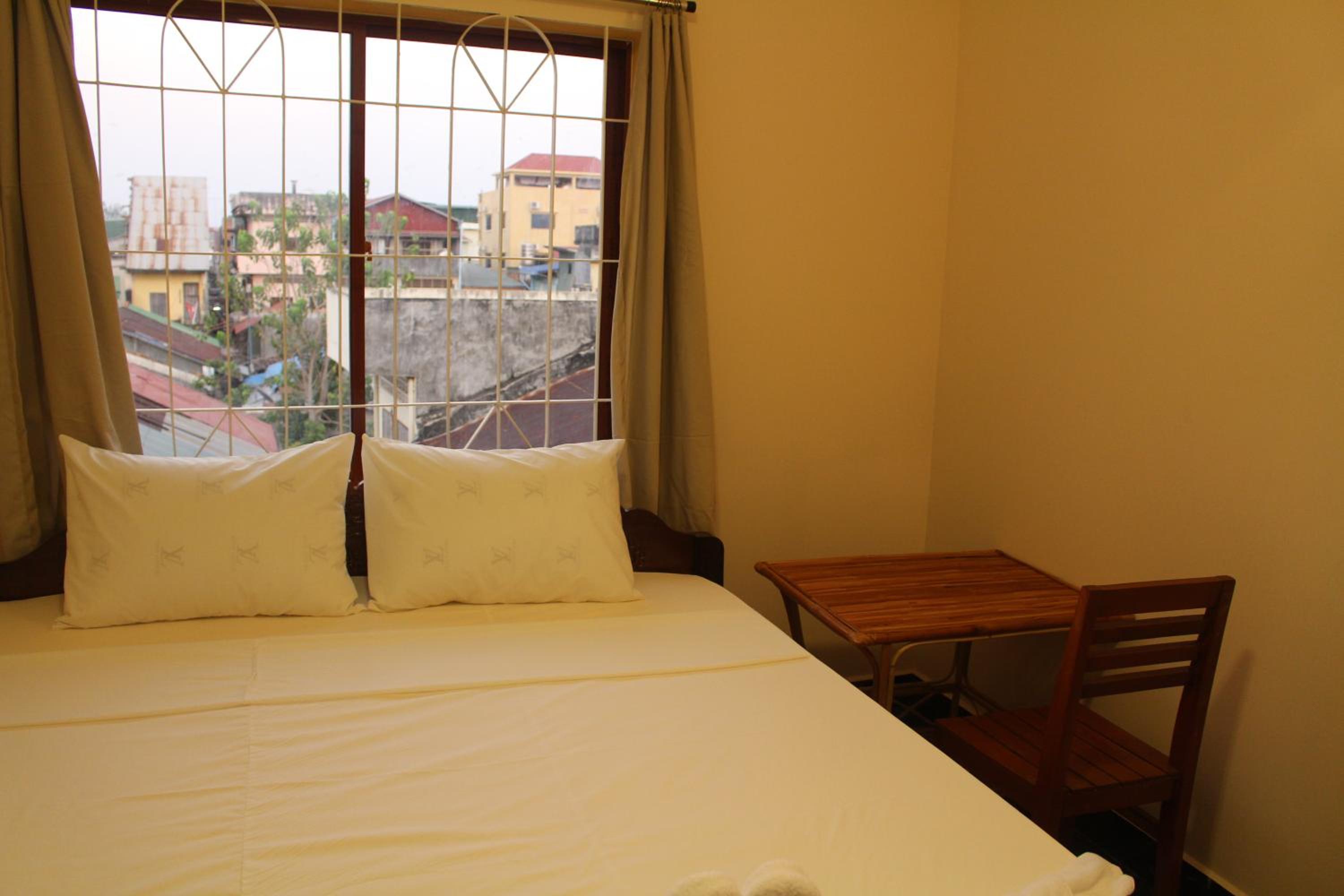 Standard Double Room - Photo 12