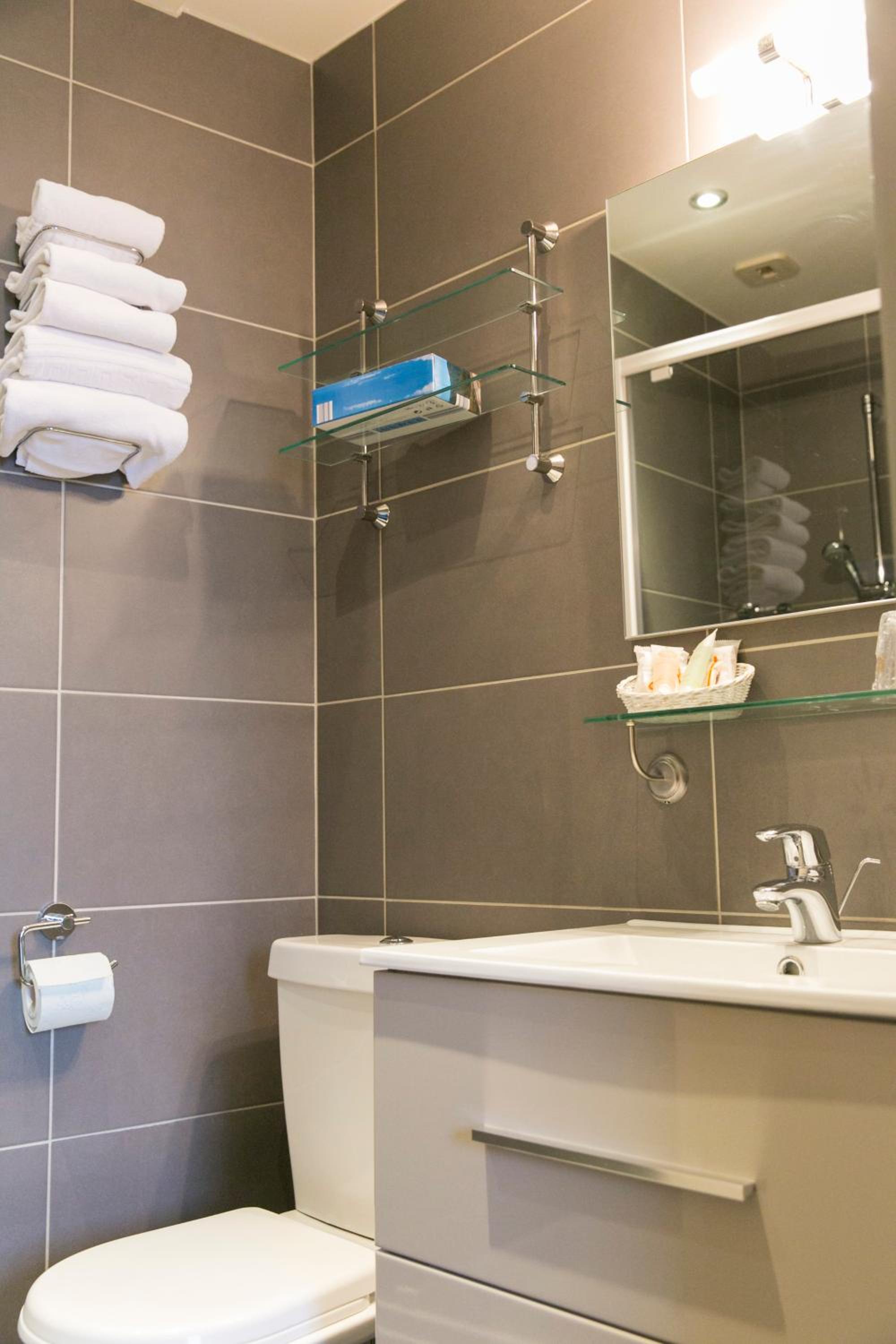 Standard Double Room - Photo 9