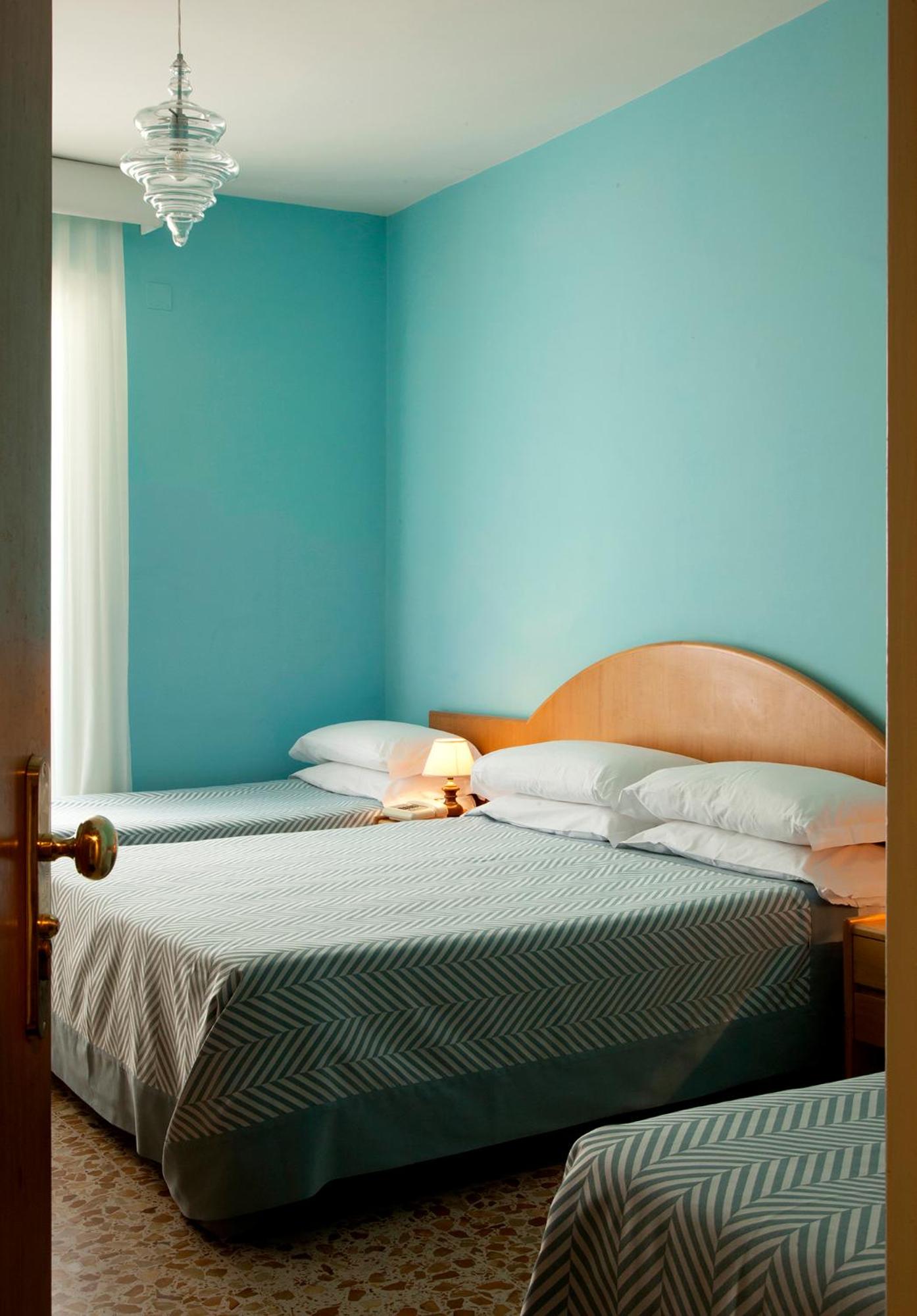 Quintuple Room