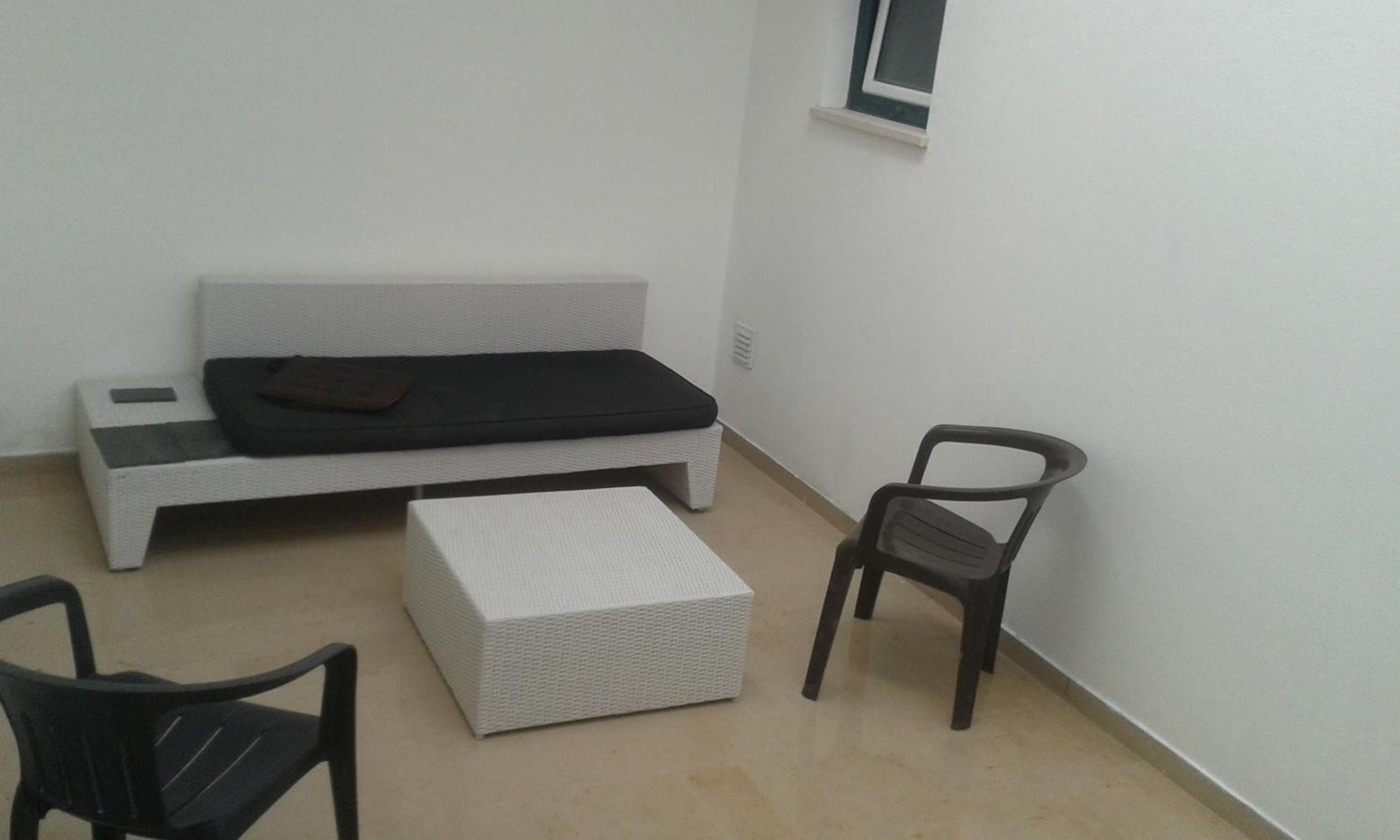 One-Bedroom Apartment - Photo 2
