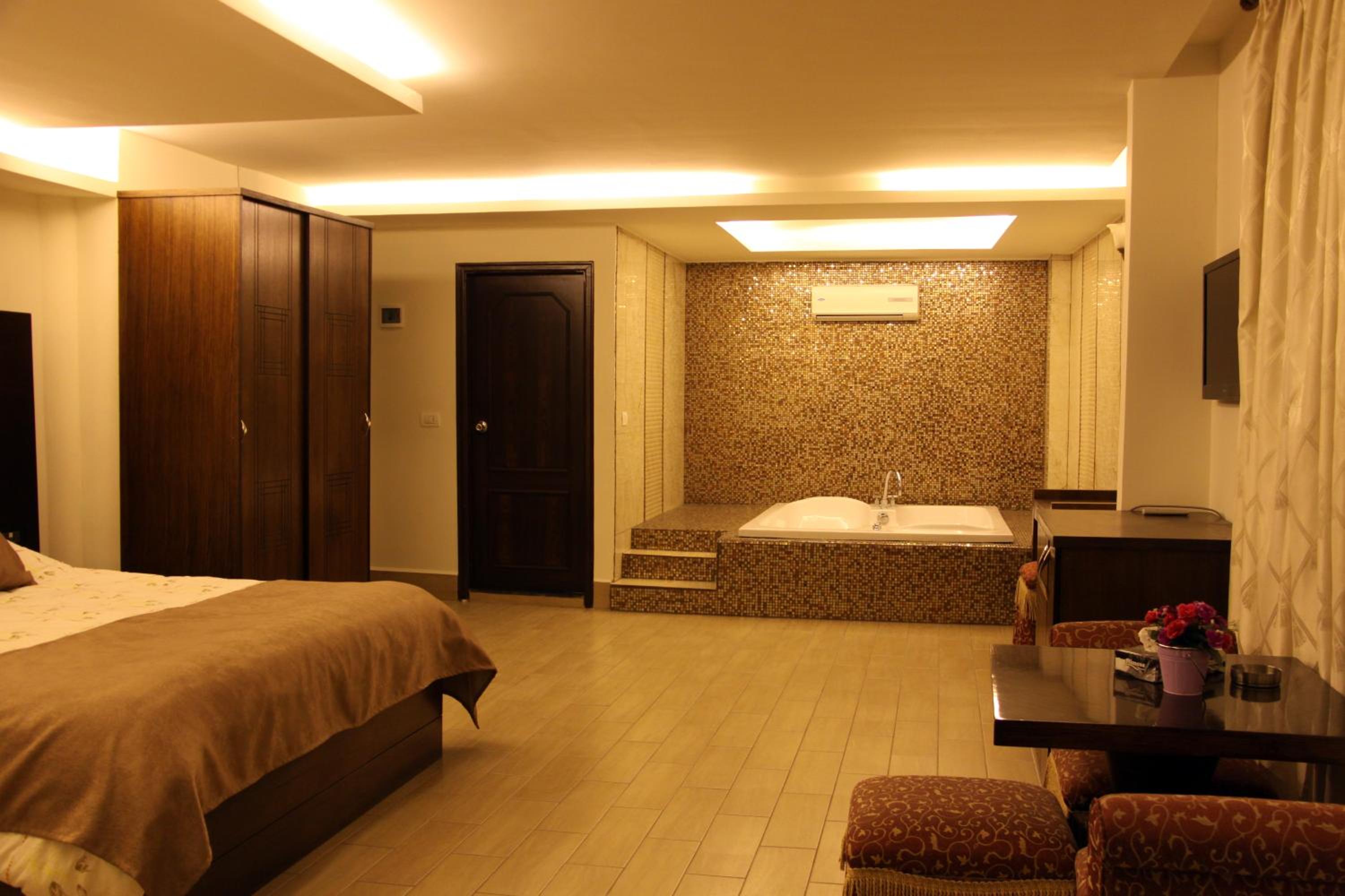 Deluxe Suite with Spa Bath