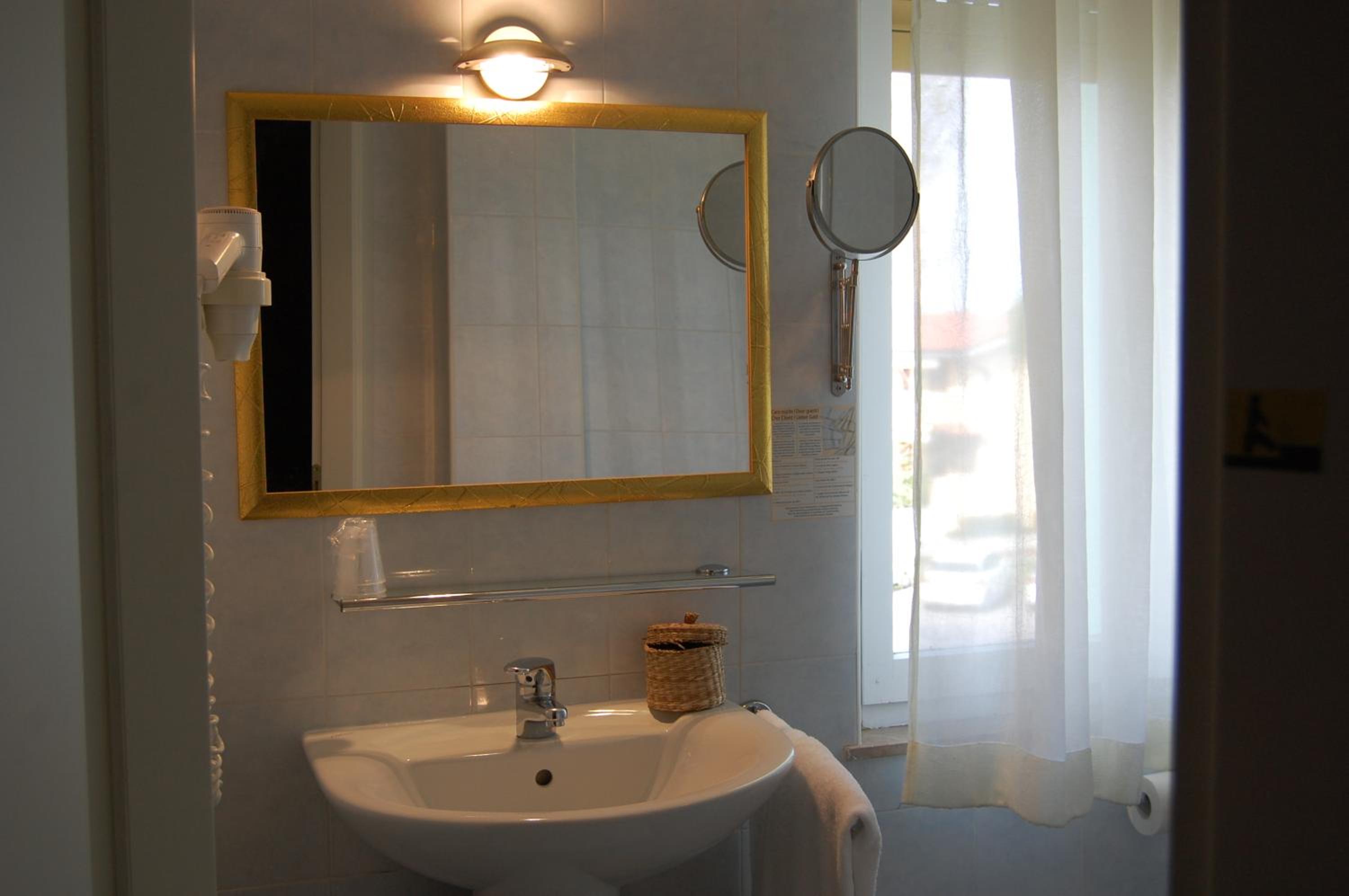 Double or Twin Room - Photo 6