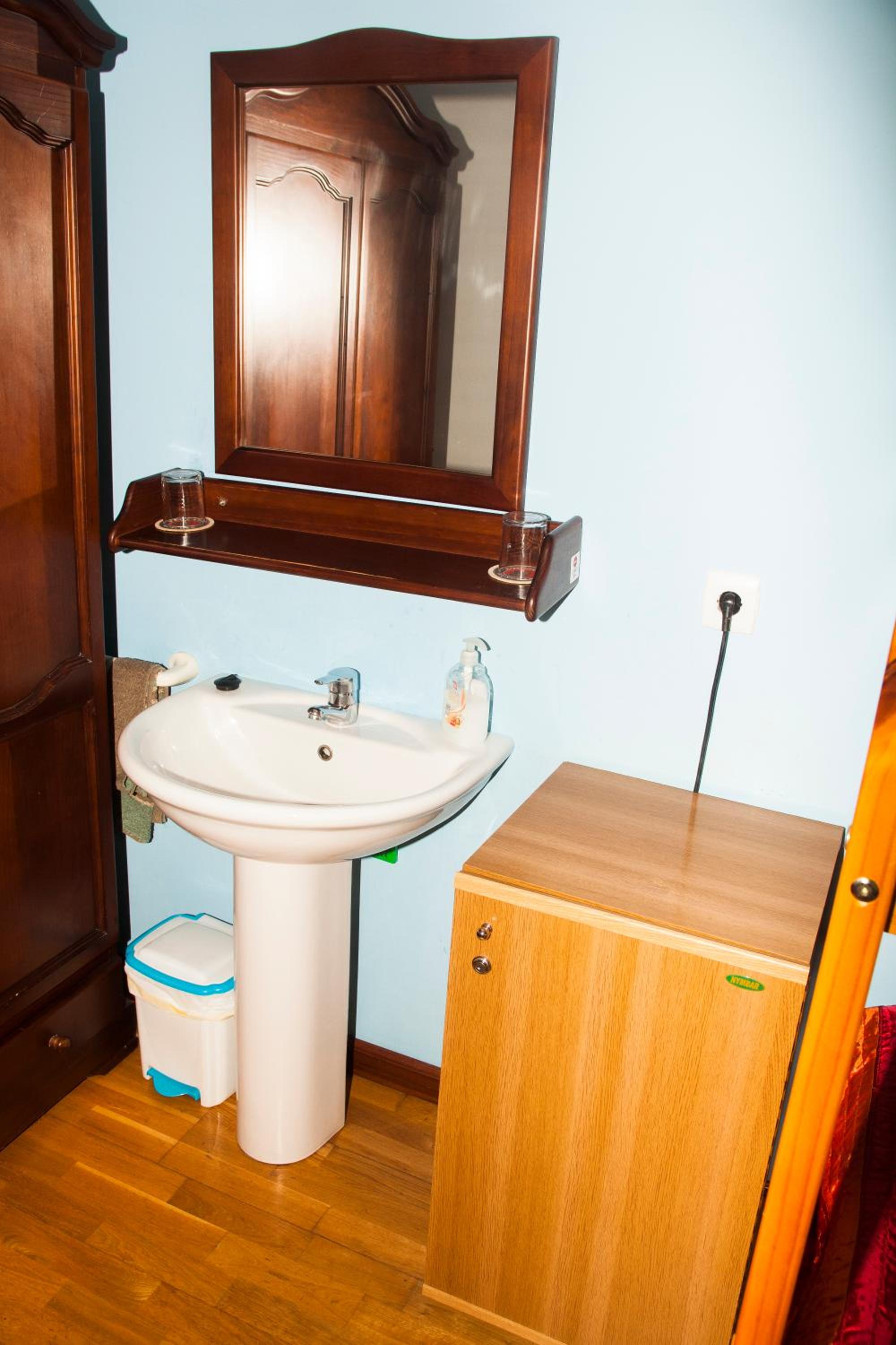 Single Room with Shared Bathroom photo 3