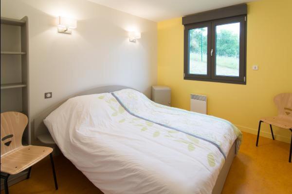 Three-Bedroom House - Photo 4