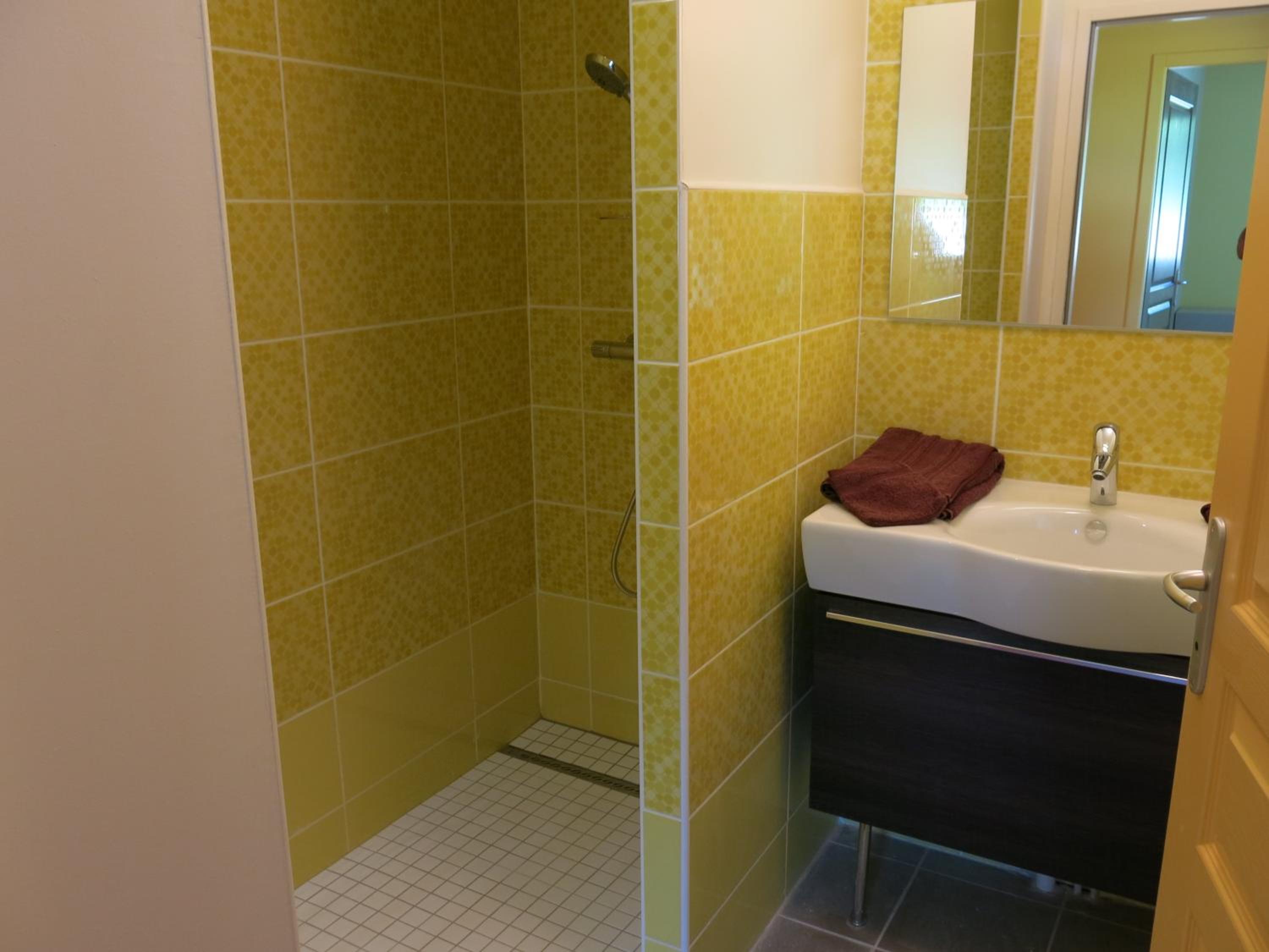 Three-Bedroom House - Photo 8
