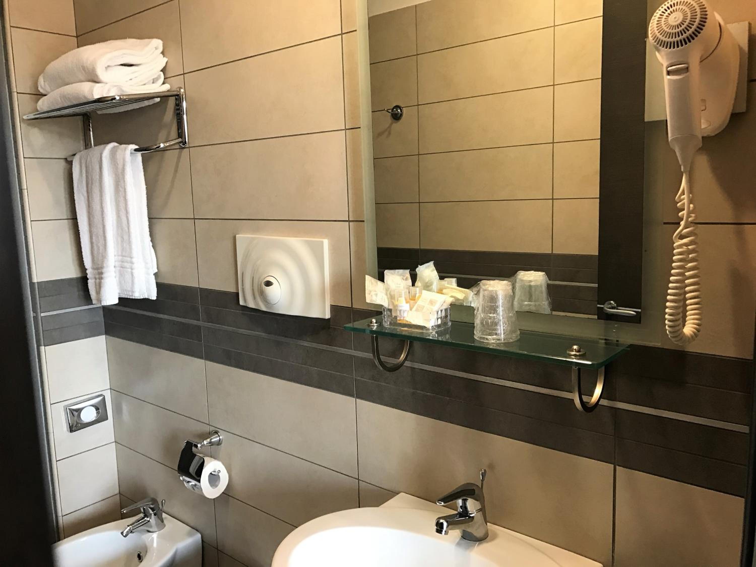 Double or Twin Room - Photo 7