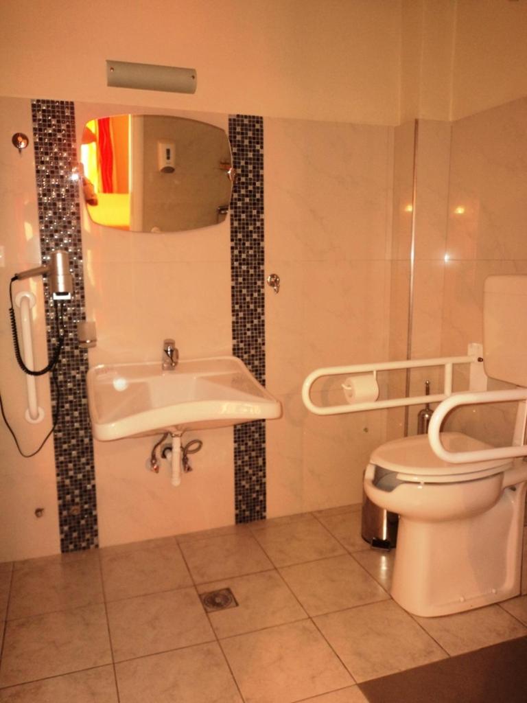 Double Room - Disability Access photo 3