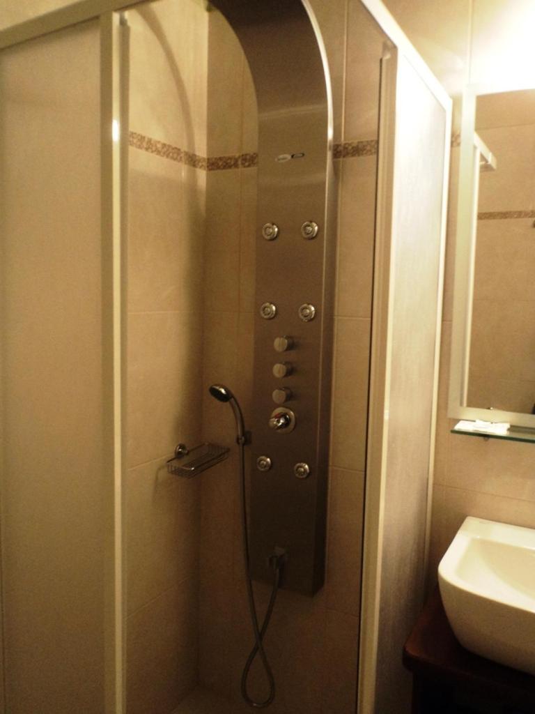Double Room with Balcony - Photo 6