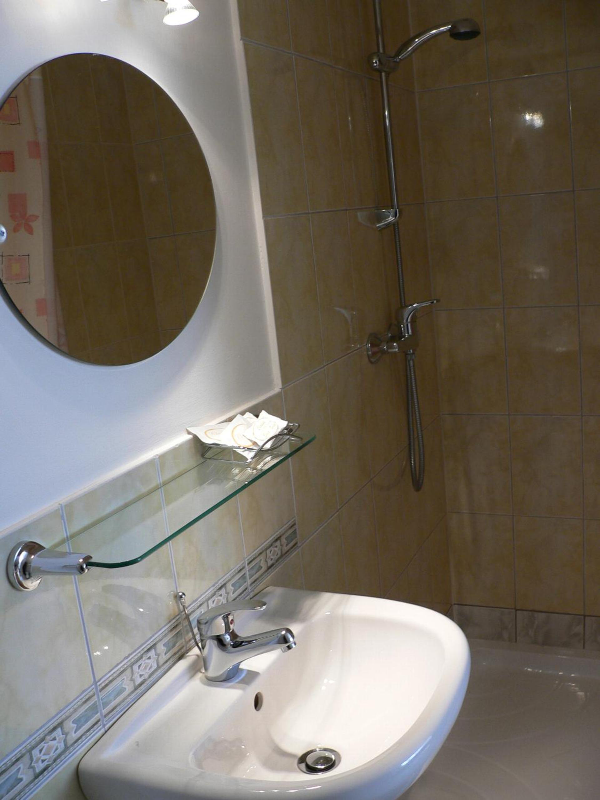 Double Room - Photo 7