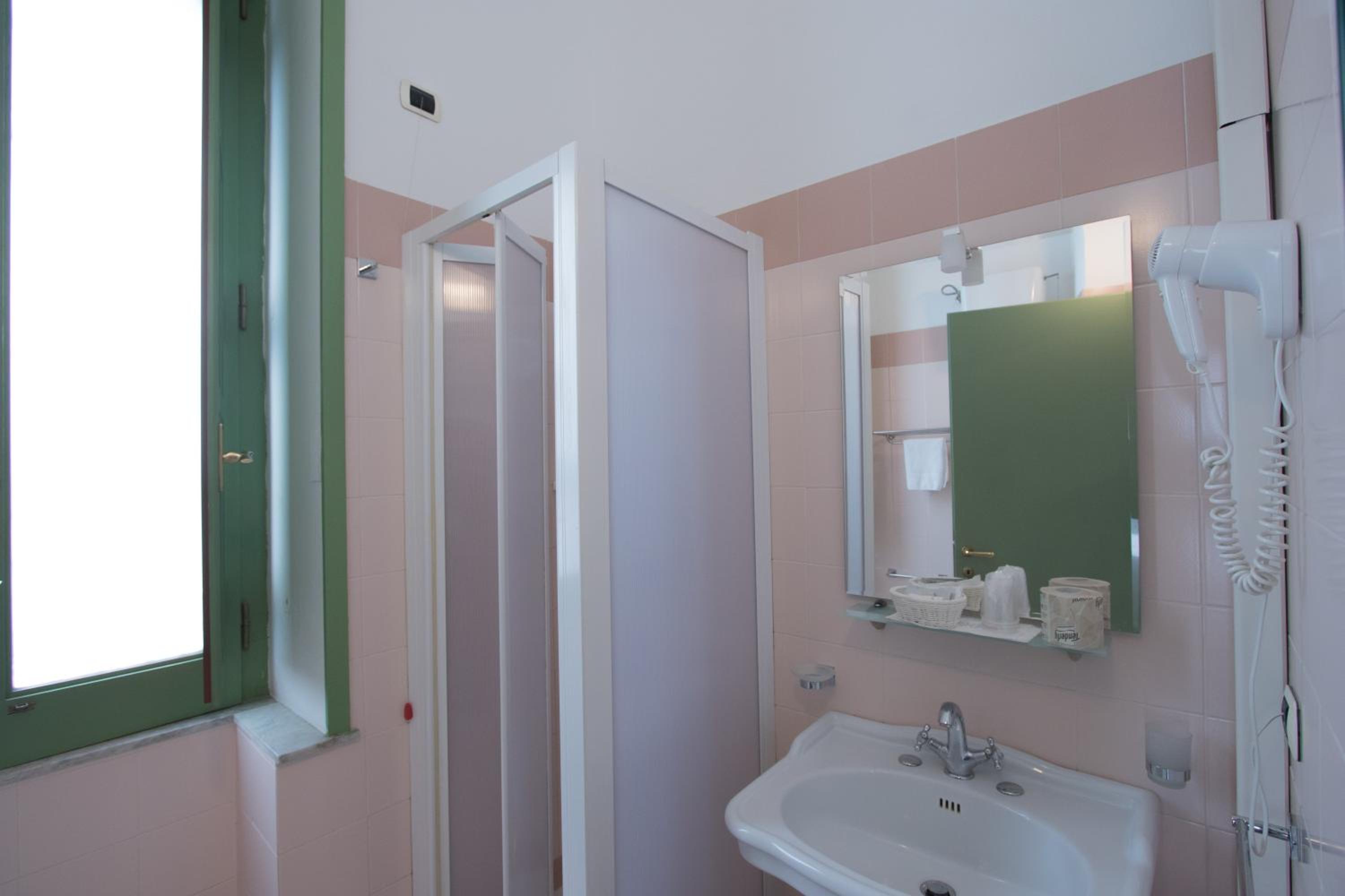 Quadruple  Room - Photo 4