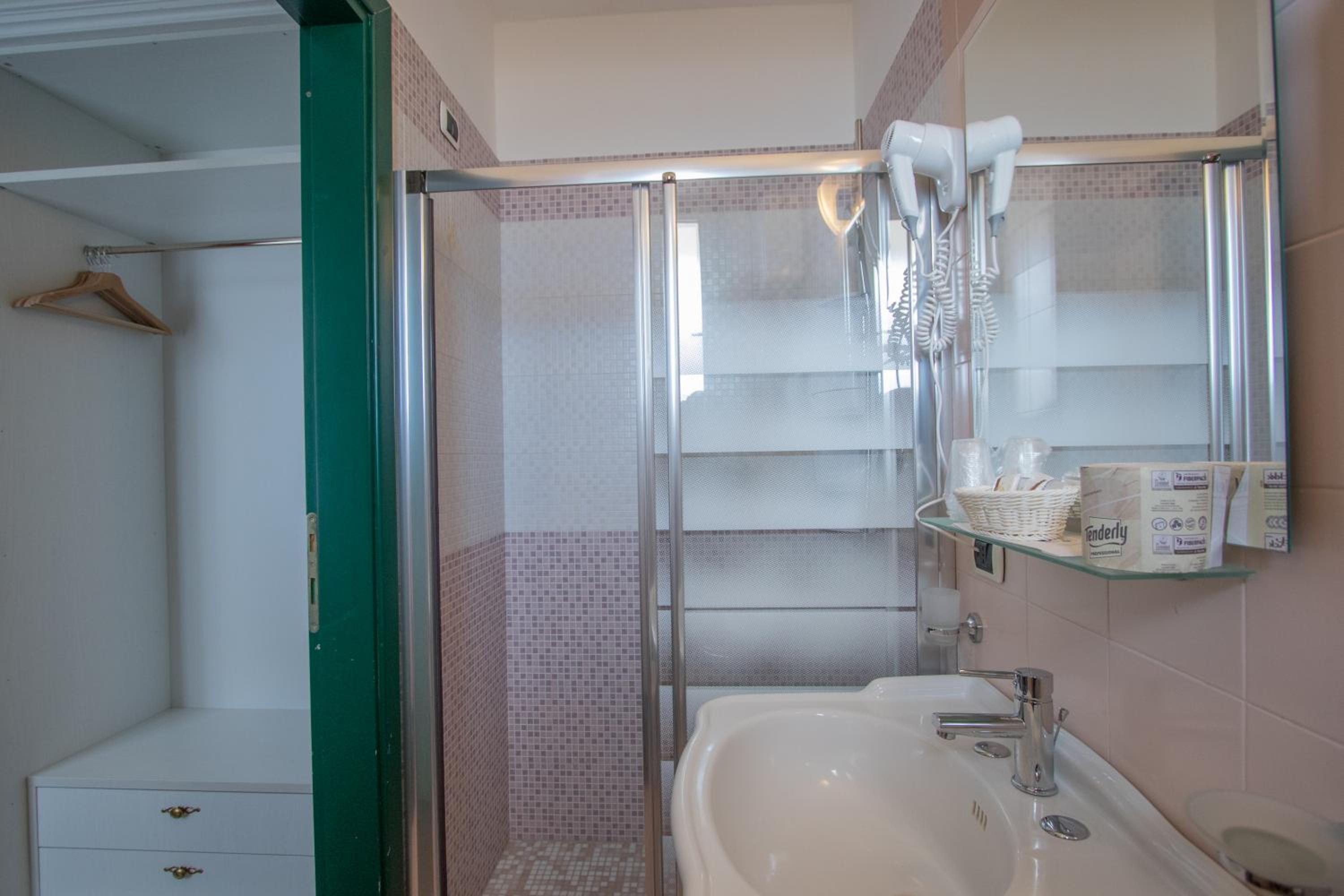 Double or Twin Room with Balcony - Photo 5